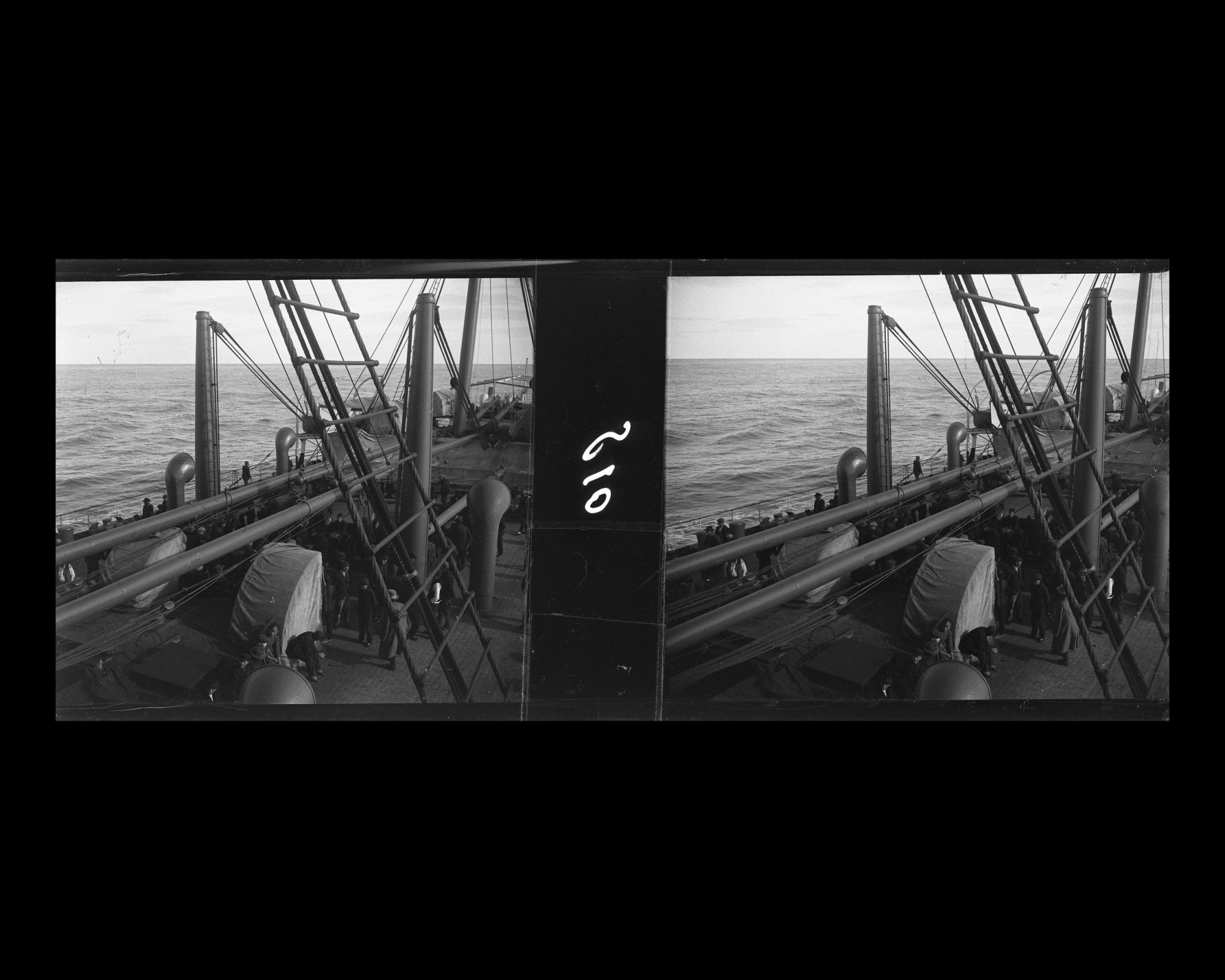 Image représentant Vue sur l'arrière du navire ou sont rassemblés les passagers des 3emes classes