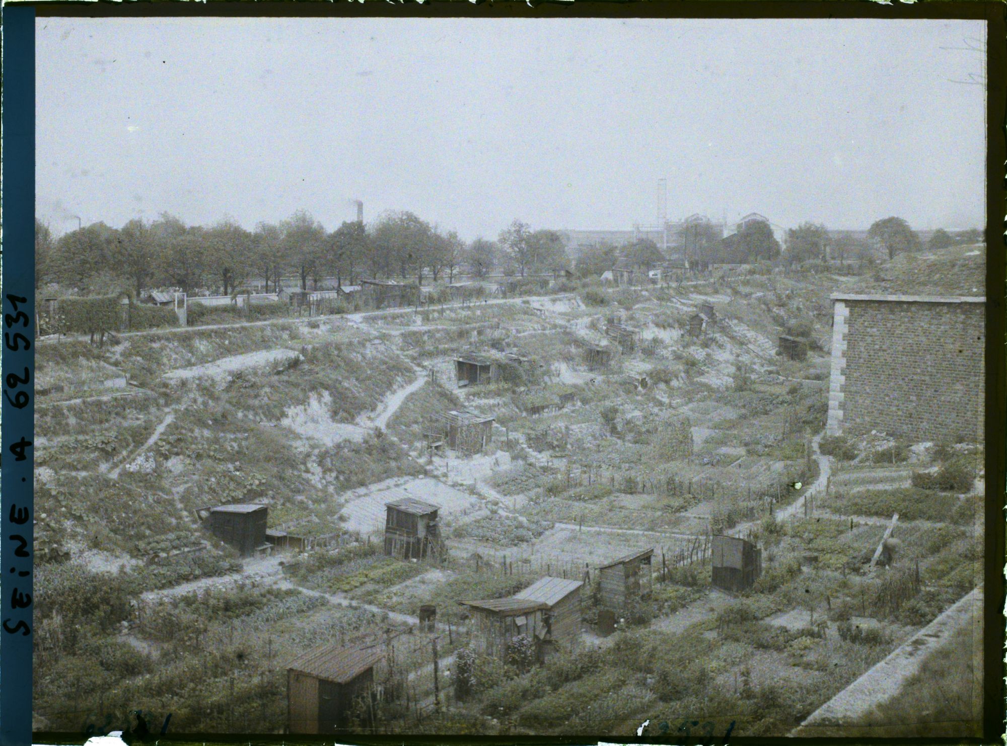 Image représentant Les jardins ouvriers dans les fossés des fortifications entre les portes de Clichy et de Saint-Ouen
