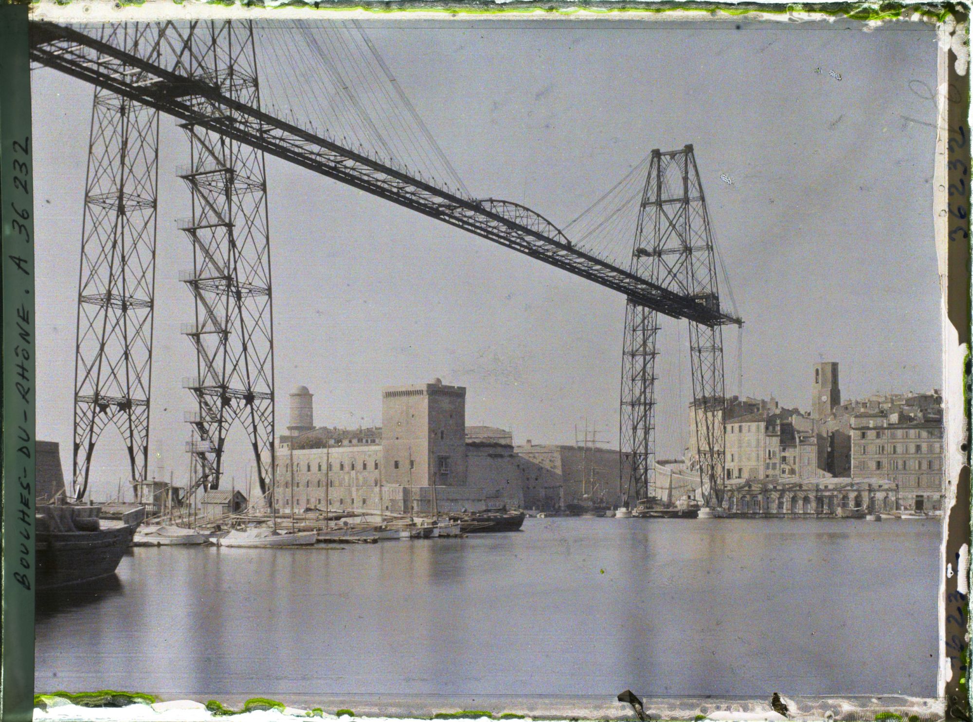 Image représentant Le pont transbordeur, au fond le fort Saint-Jean