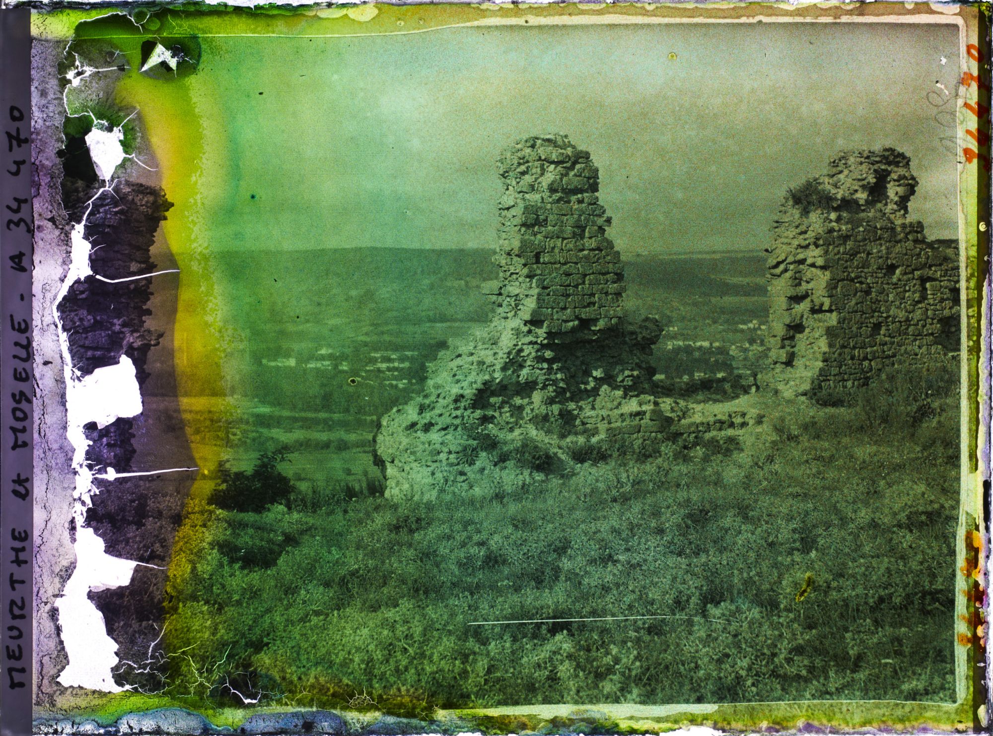 Image représentant France, Mousson, Panorama pris de Mousson vers Pont à Mousson, la forêt de Puvenel, au 1er plan, ruines de l'ancien Château
