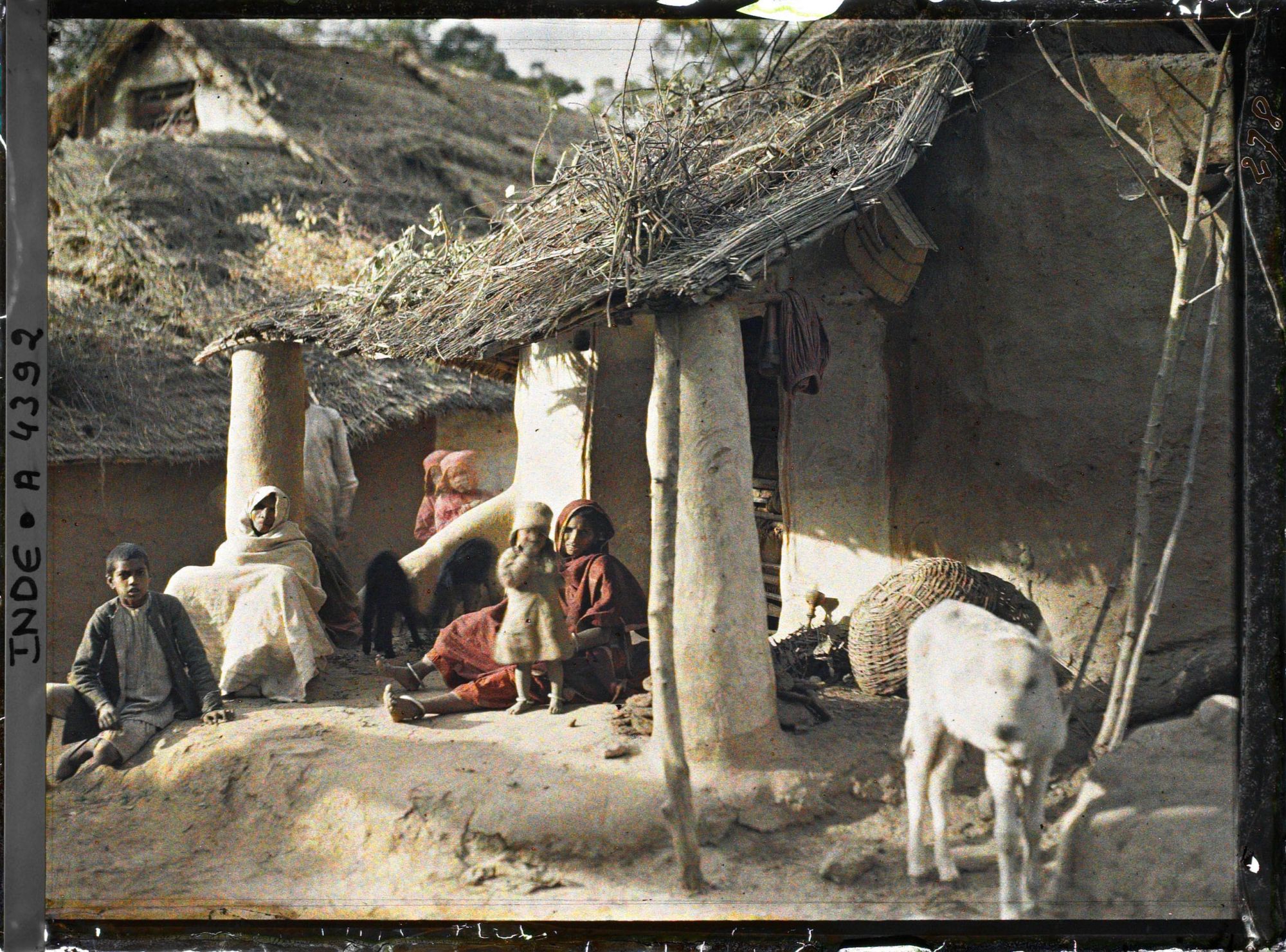 Image représentant Une famille sous l'auvent de sa maison