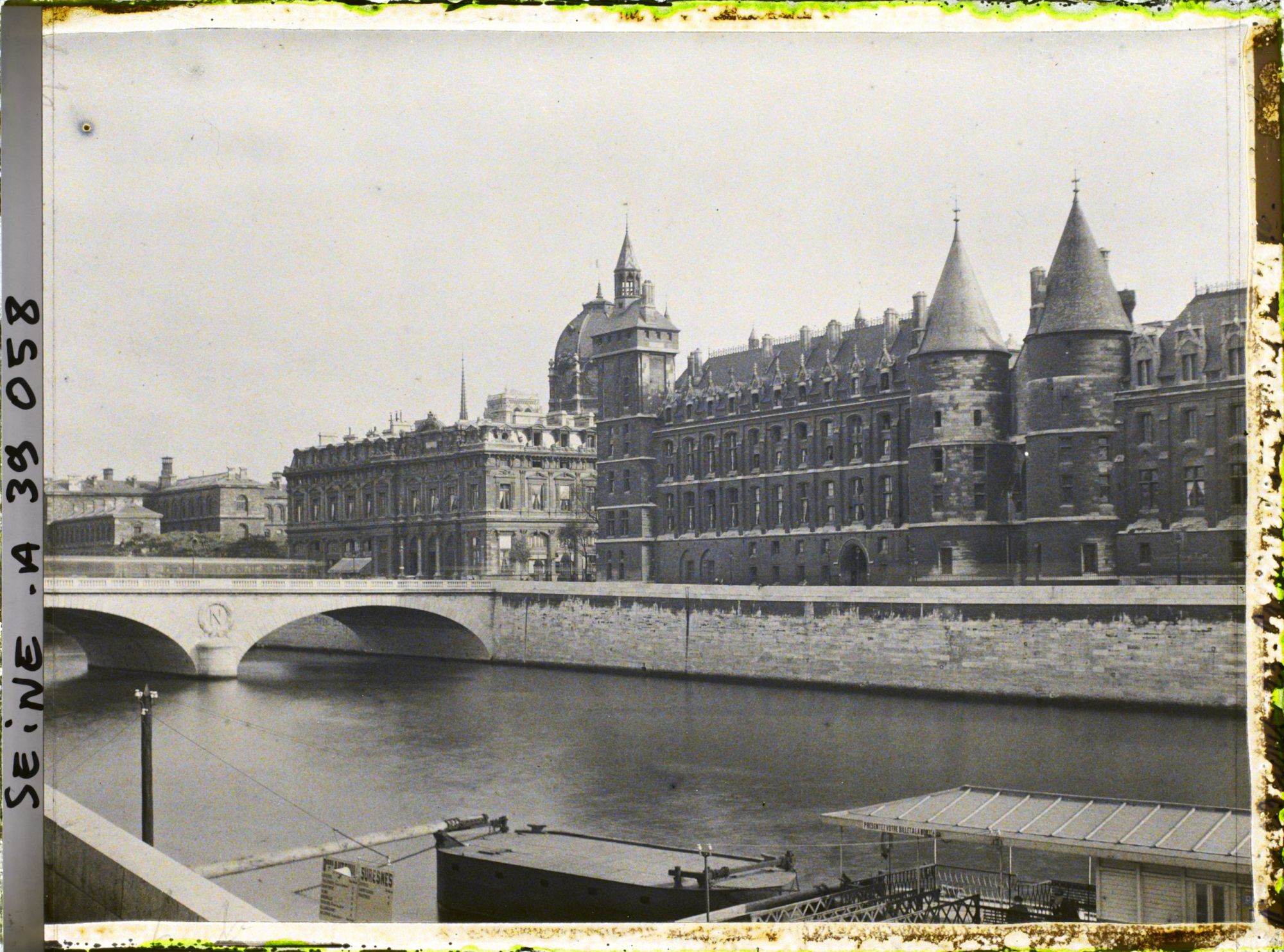 Image représentant La Conciergerie et le pont au Change depuis le quai de la Mégisserie