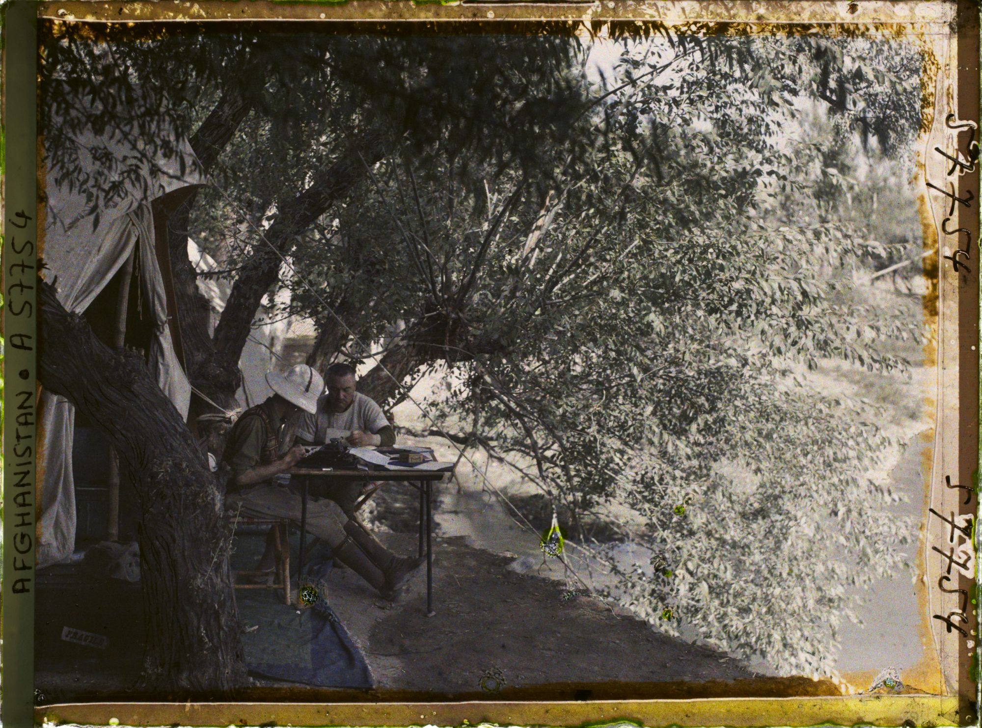 Image représentant (Sur le fleuve Logar au sud-ouest de Kaboul), campement de la "Mission d'Études des Chemins de fer de l'Afghanistan". Messieurs P. Clemenceau (secrétaire général, à gauche) et Th. Makcheff (chef de la Mission), devant leur tente