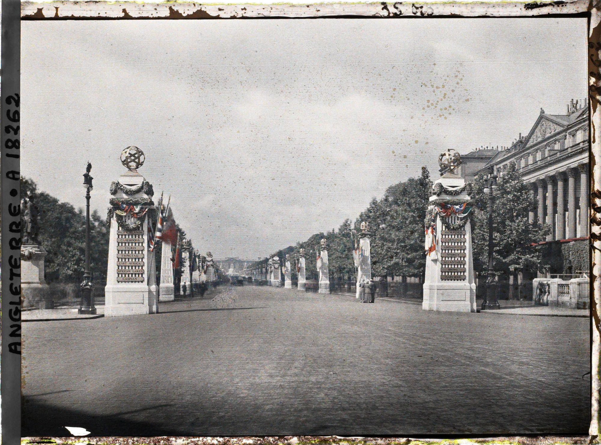 Image représentant The Mall décoré de plusieurs monuments commémorant la fin de la Première Guerre Mondiale. Au fond, Buckingham Palace