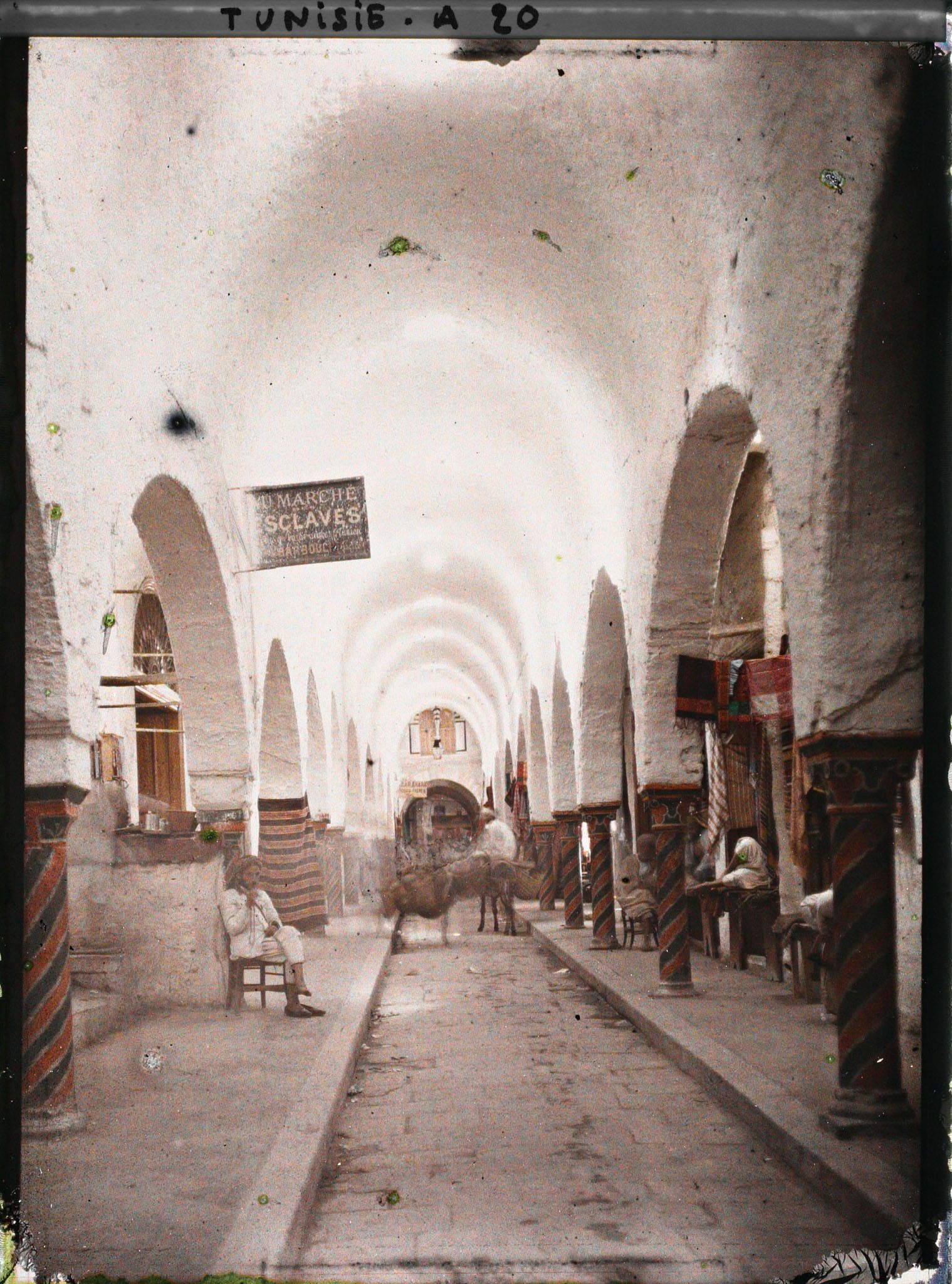 Image représentant Le souk des Étoffes (Souk-el-Koumach) dans la médina