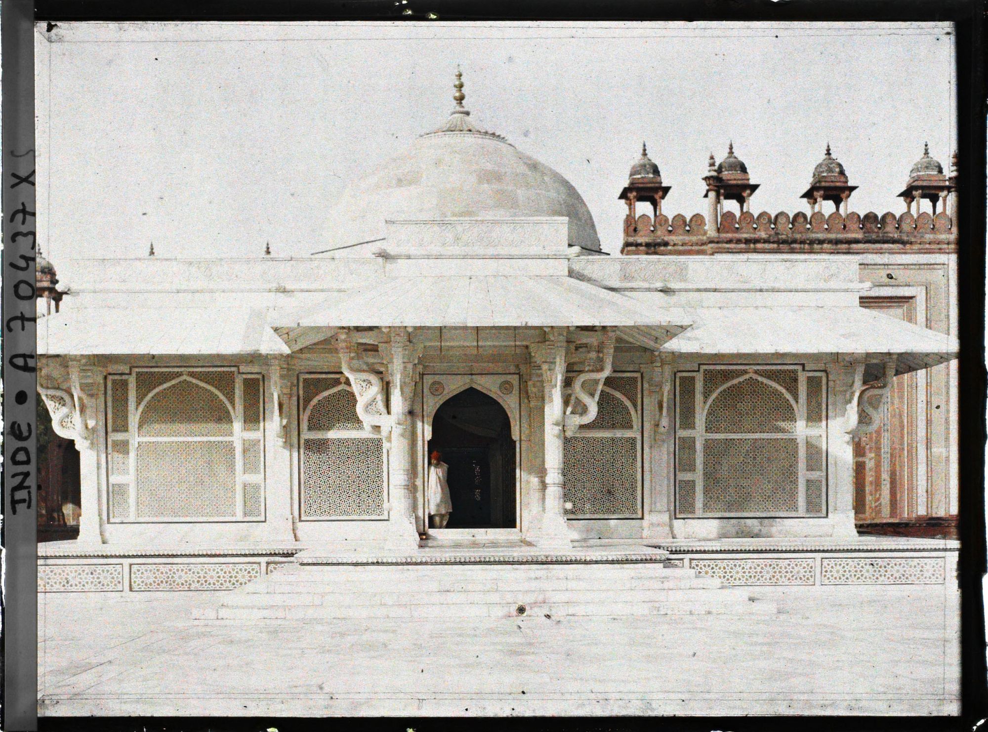 Image représentant Dans Jama Masjid ou Grande Mosquée, le mausolée de Salim Chisti