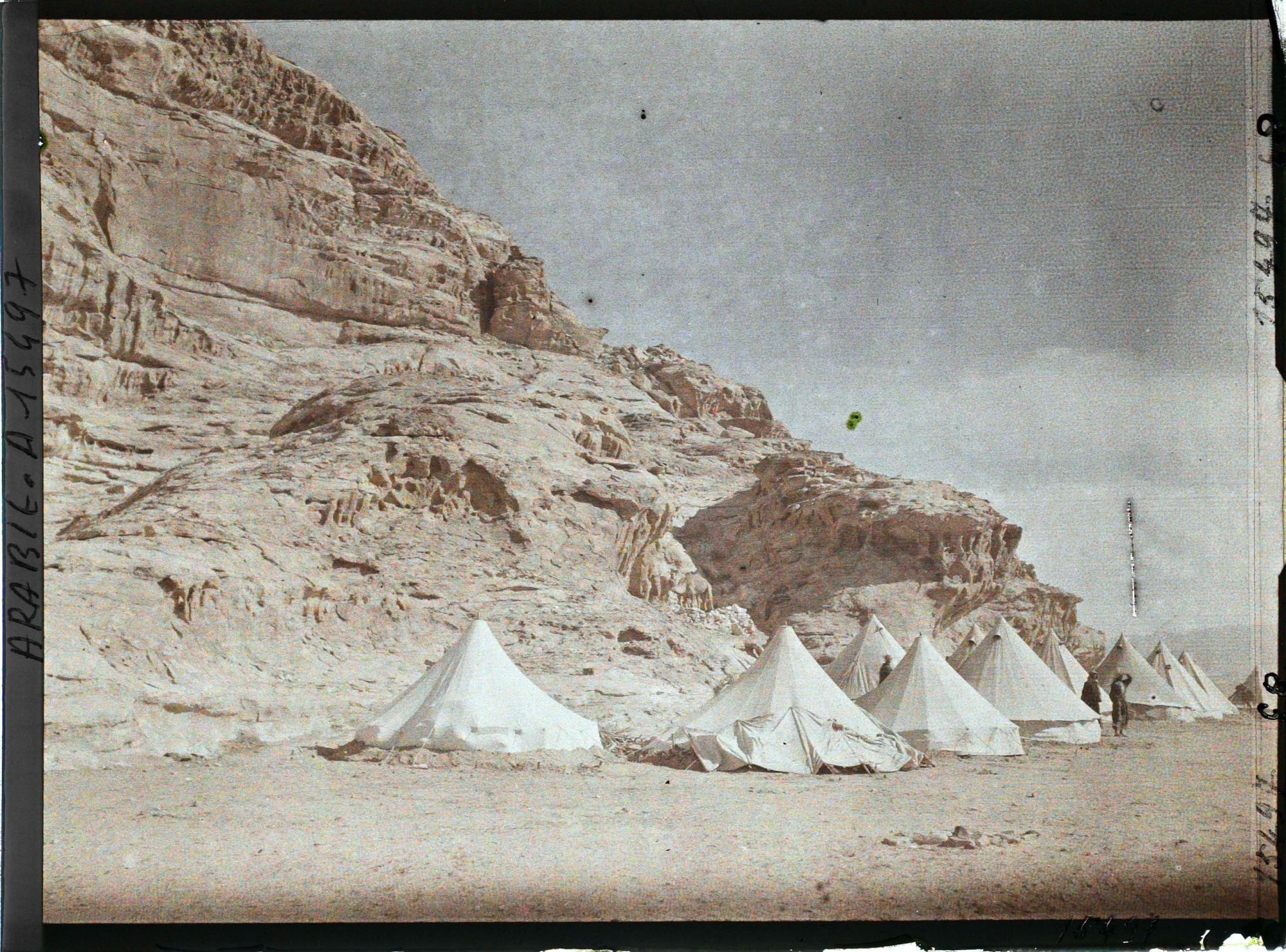 Image représentant Sous les falaises, les tentes du campement des forces arabes du Hedjaz
