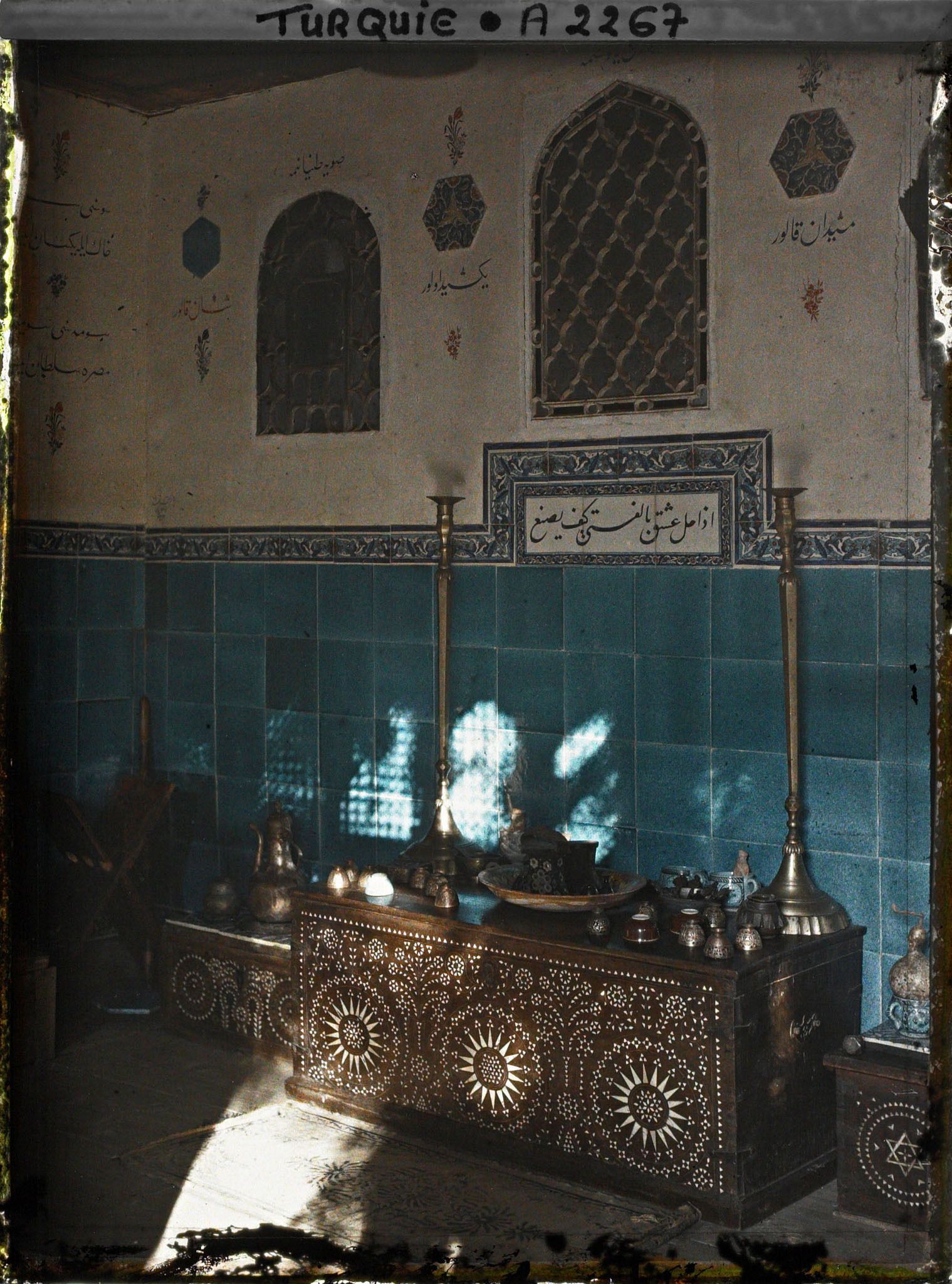 Image représentant Balcon orné de carreaux couleur émeraude dans la propriété du consul de France, Grégoire Bay