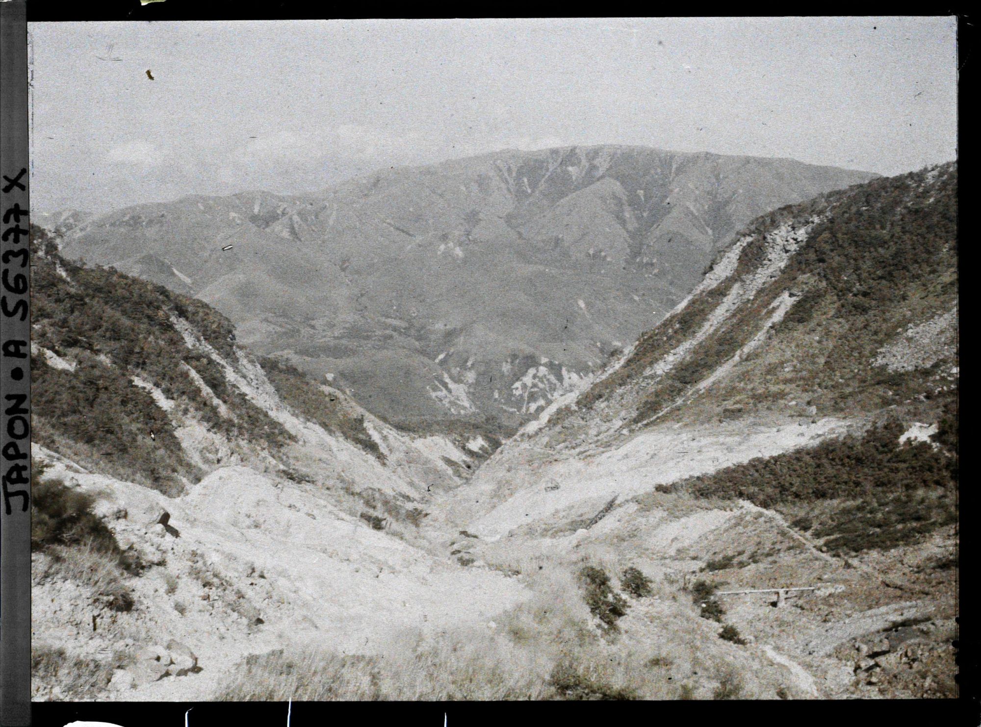Image représentant Sol de la vallée d'Owakudani ("Vallée des Grandes Eaux Chaudes") ou Ojigoku ("Grand Enfer")