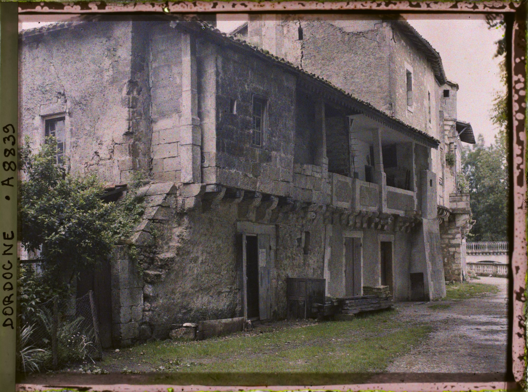 Image représentant France, Brantôme, Maisons encastrées dans les murs des anciens remparts