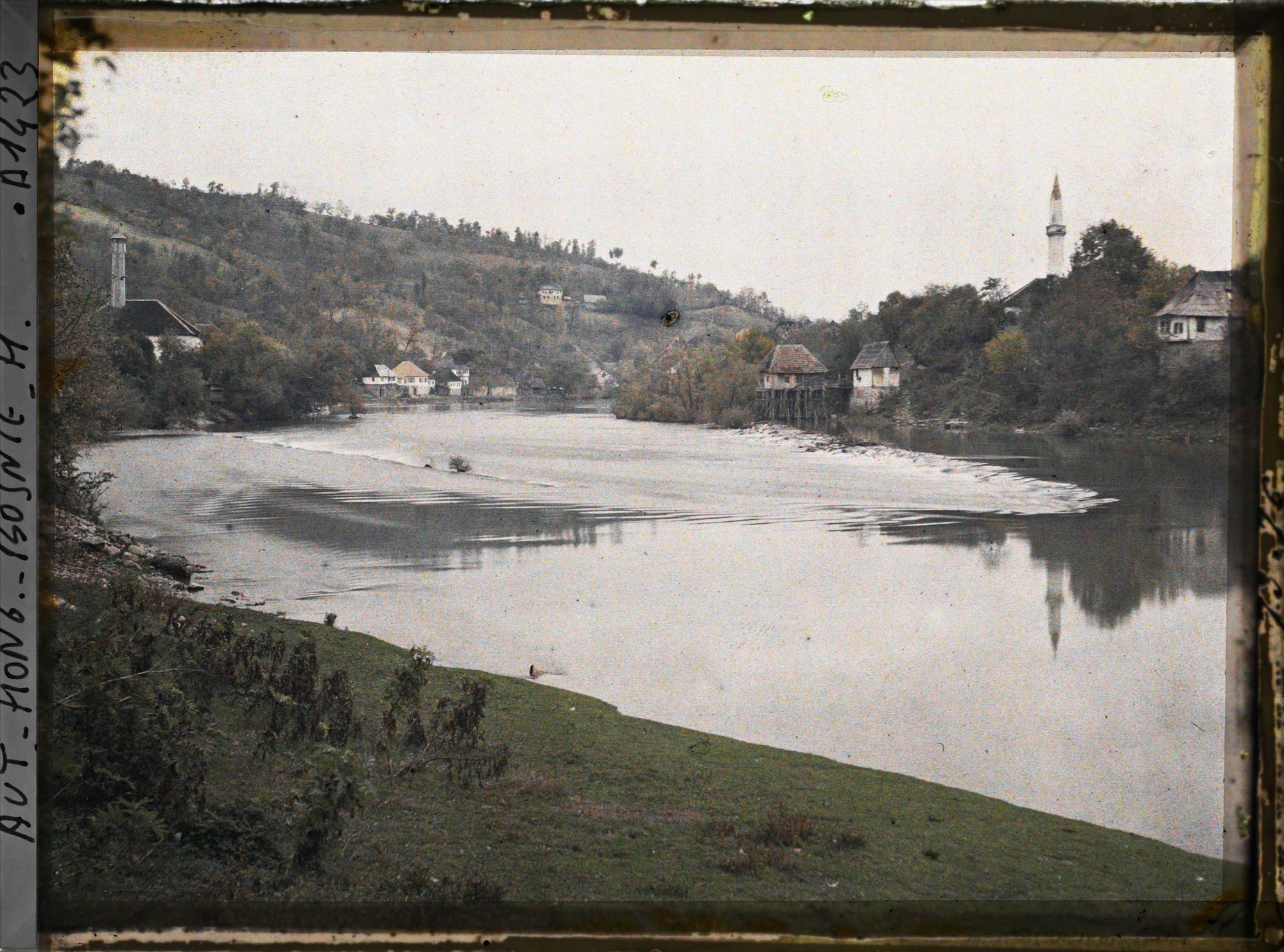 Image représentant A la sortie de Grd Scher [Gornji Šeher], le Vrbas et une maison sur pilotis, deux minarets