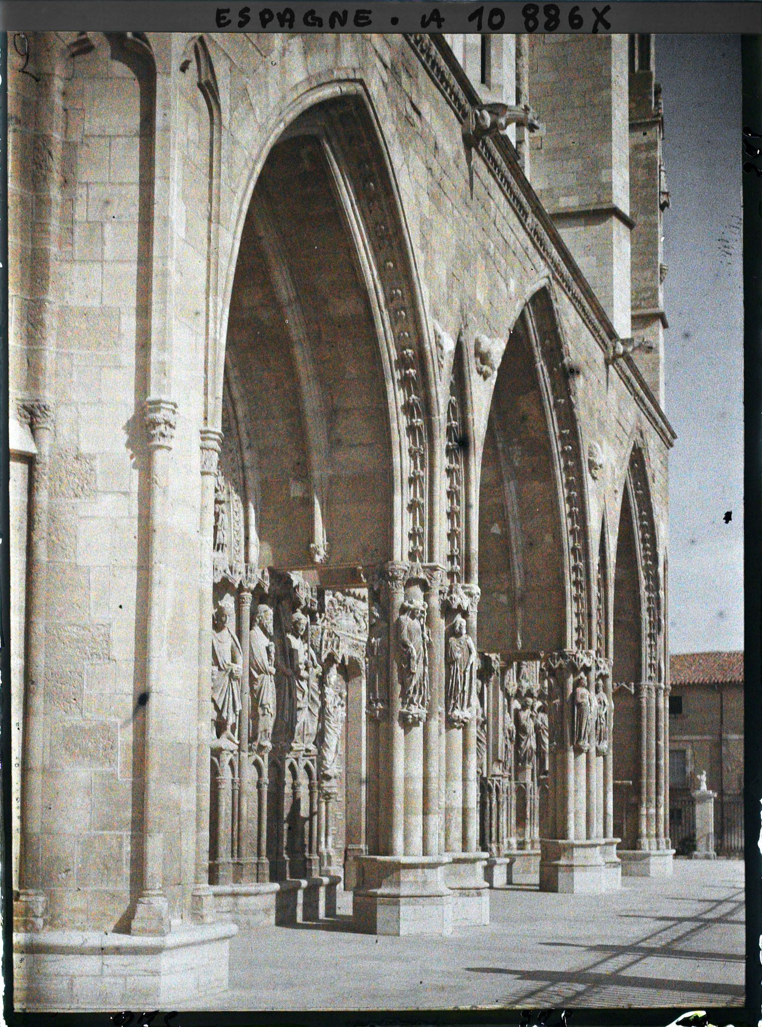 Image représentant Espagne, Léon, Les trois portails de la Cathédrale vus en enfilade