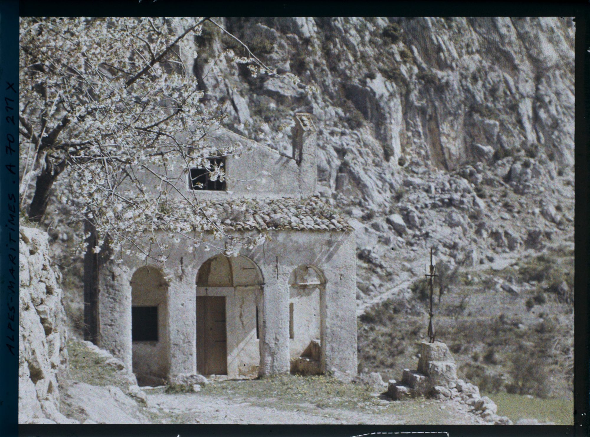 Image représentant La chapelle Saint-Lazare nichée sur le chemin du doyen Pierre Rochard