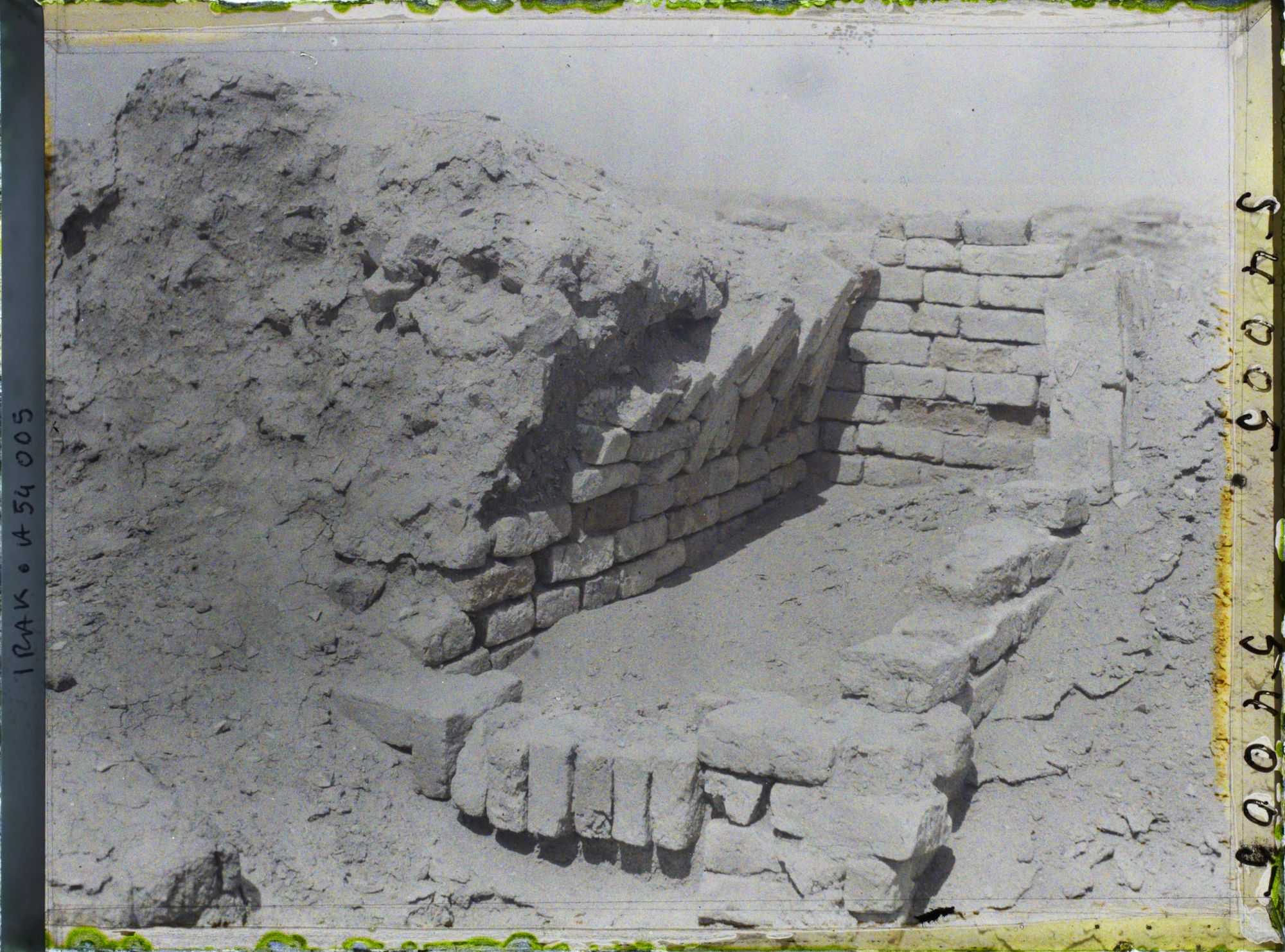 Image représentant Une tombe (l'une des 2000 tombes du cimetière royal ?)