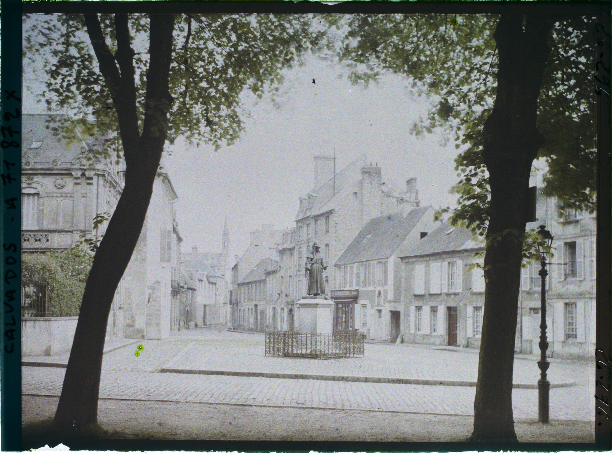 Image représentant Rue du Général-de-Dais et statue d'Alain Chartier