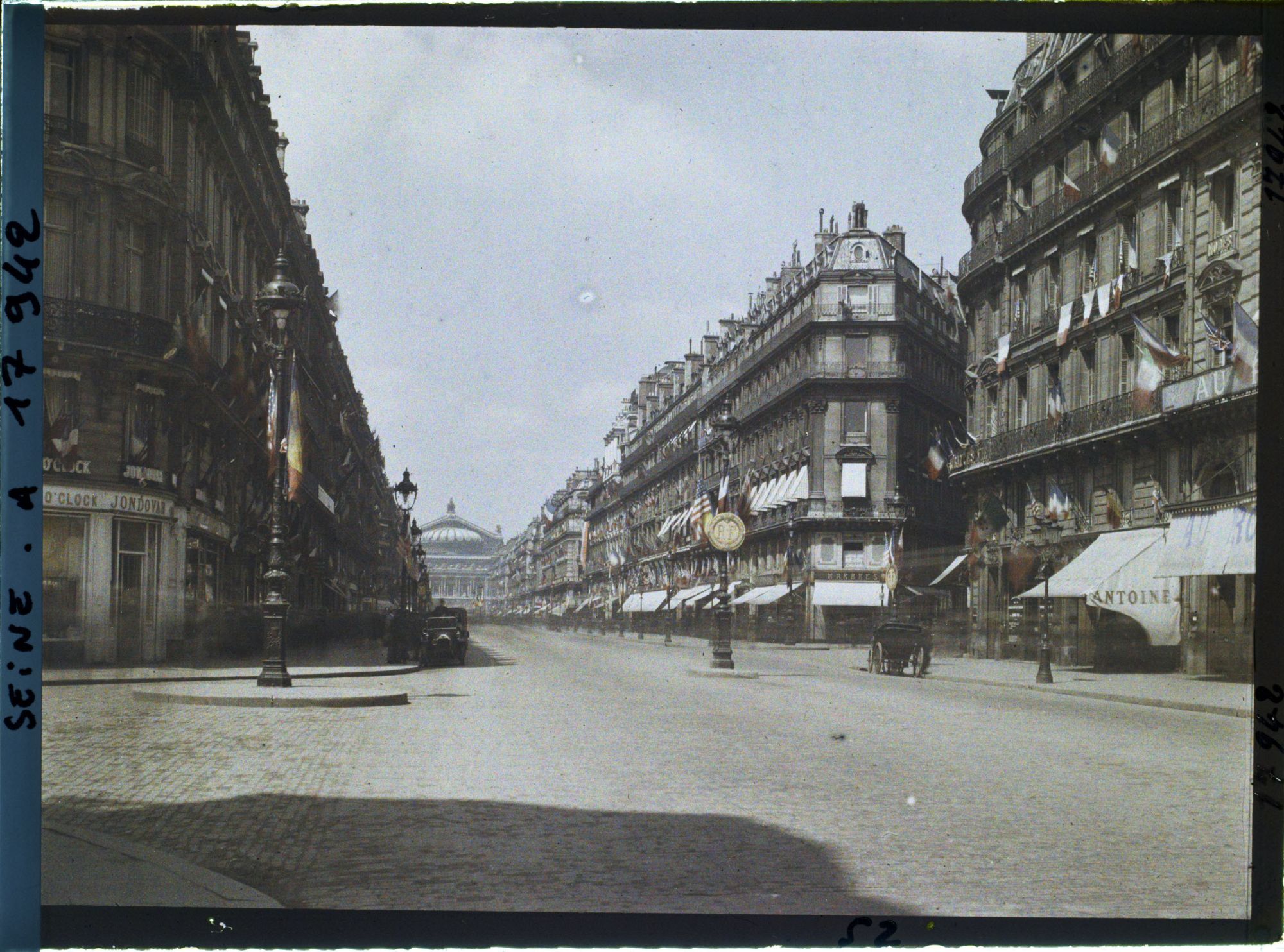 Image représentant L'avenue de l'Opéra au lendemain des fêtes de la Victoire des 13 et 14 juillet 1919