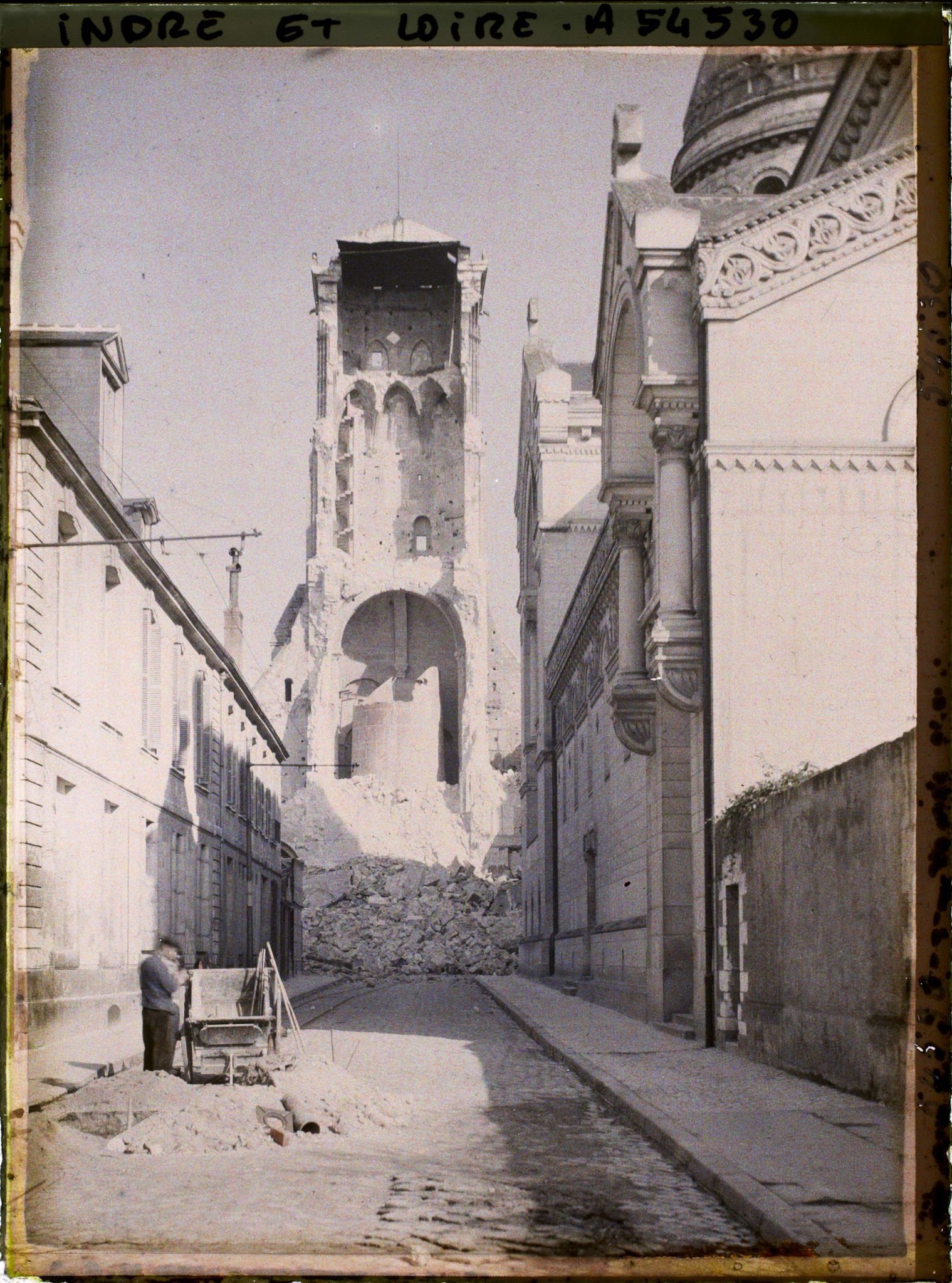 Image représentant Un ouvrier devant la tour Charlemagne, après son effondrement partiel, vue de la rue Descartes