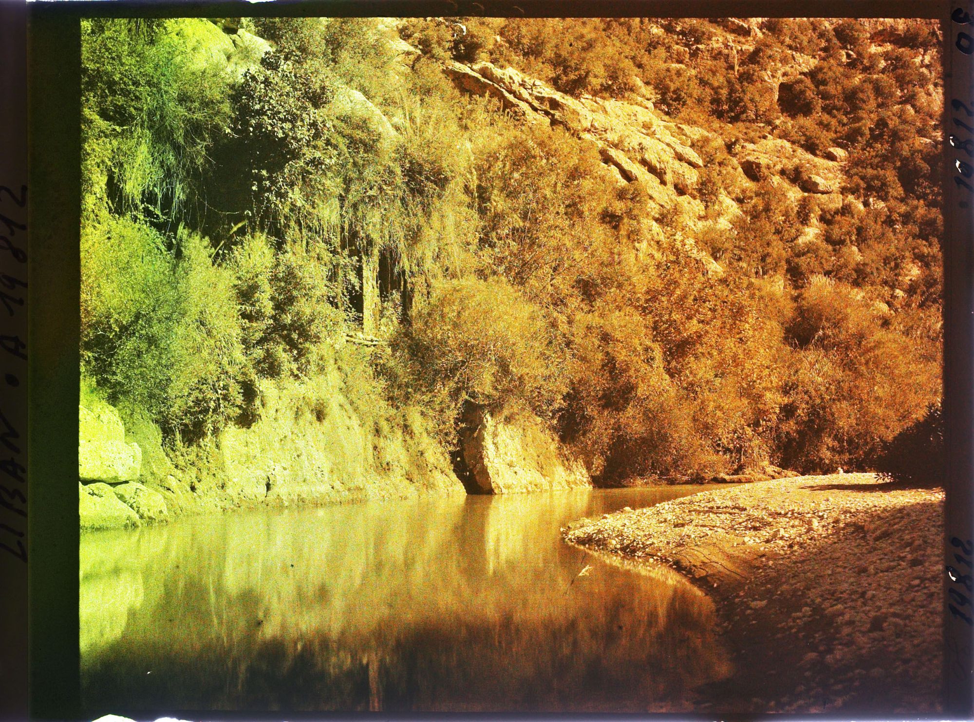 Image représentant Sur une berge des gorges du Nah-el-kelb