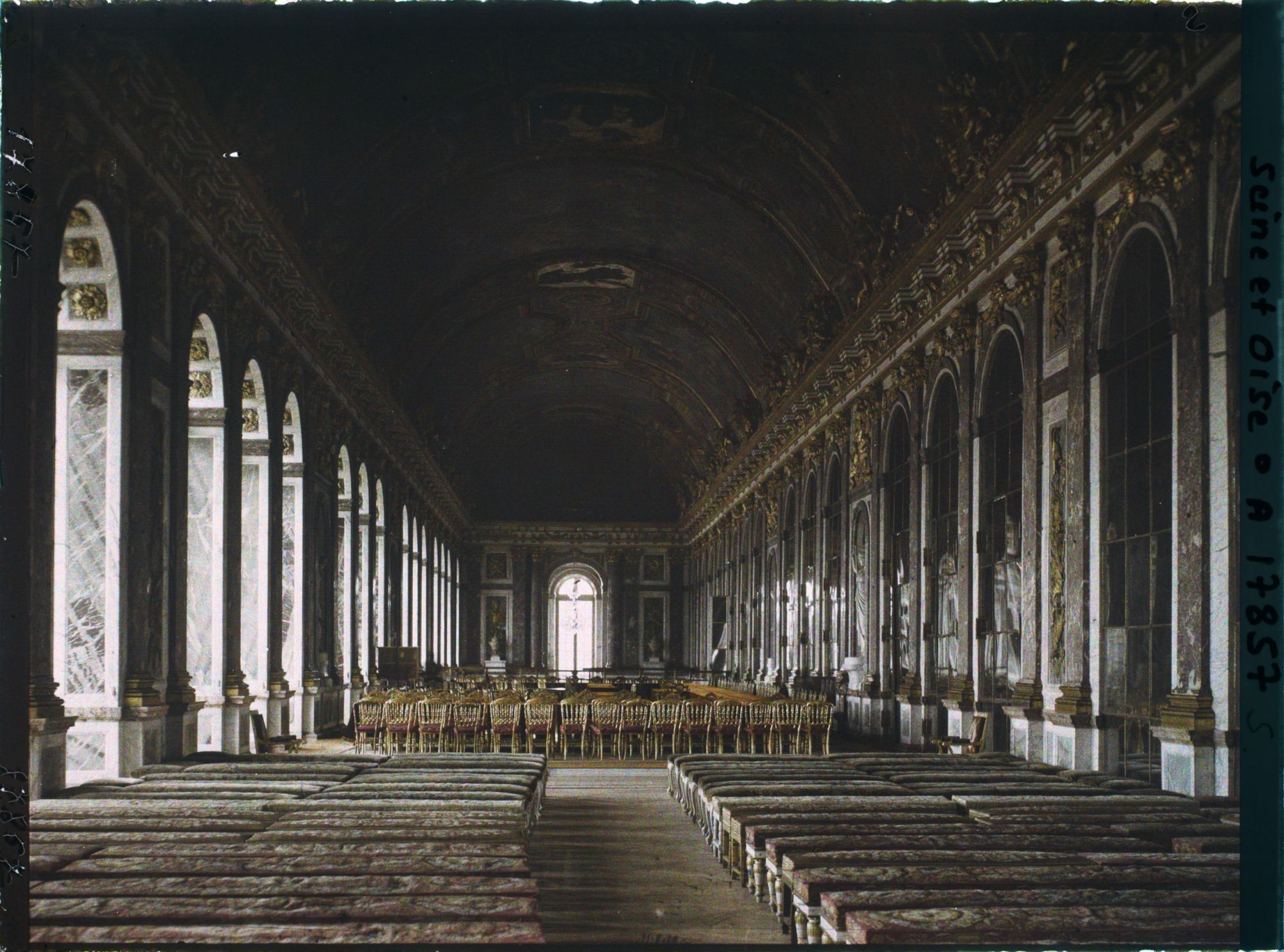 Image représentant France, Versailles, La Galerie des Glaces; au Palais de Versailles, le lendemain de la Signature de la Paix 30 juin 1919