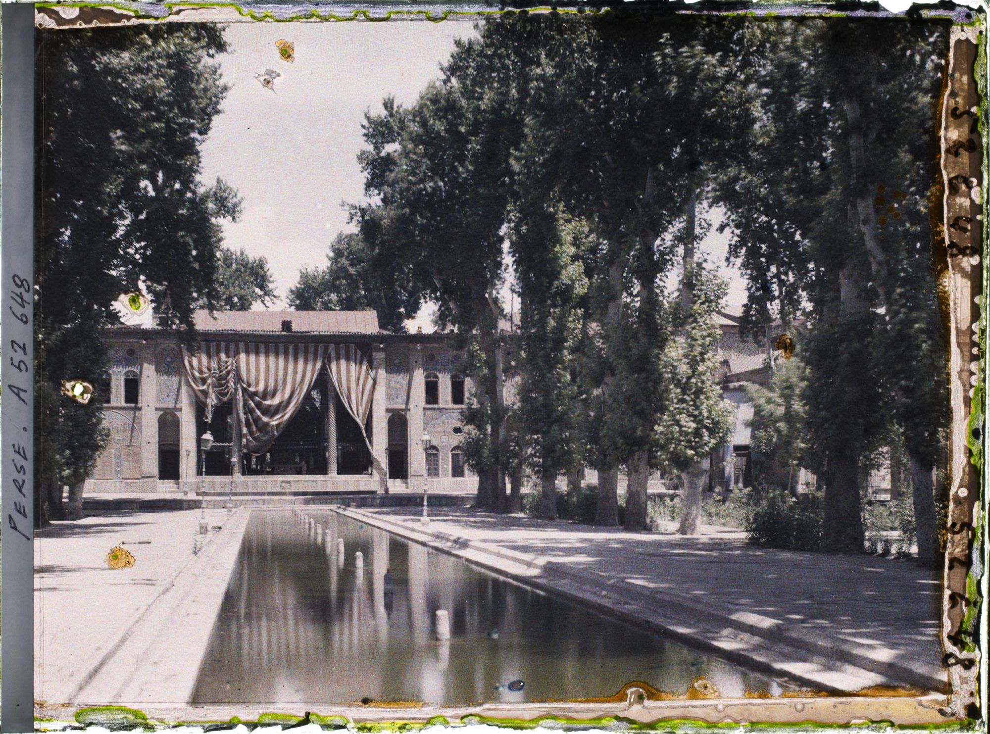 Image représentant Dans l'Arg (la citadelle royale), dans la cour des jets d'eau, vers la salle du Takht-e-Marmar (Trône de marbre)