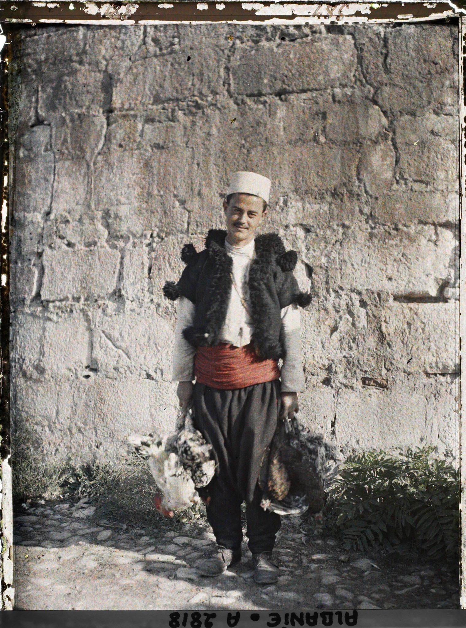 Image représentant Un musulman tenant des volailles