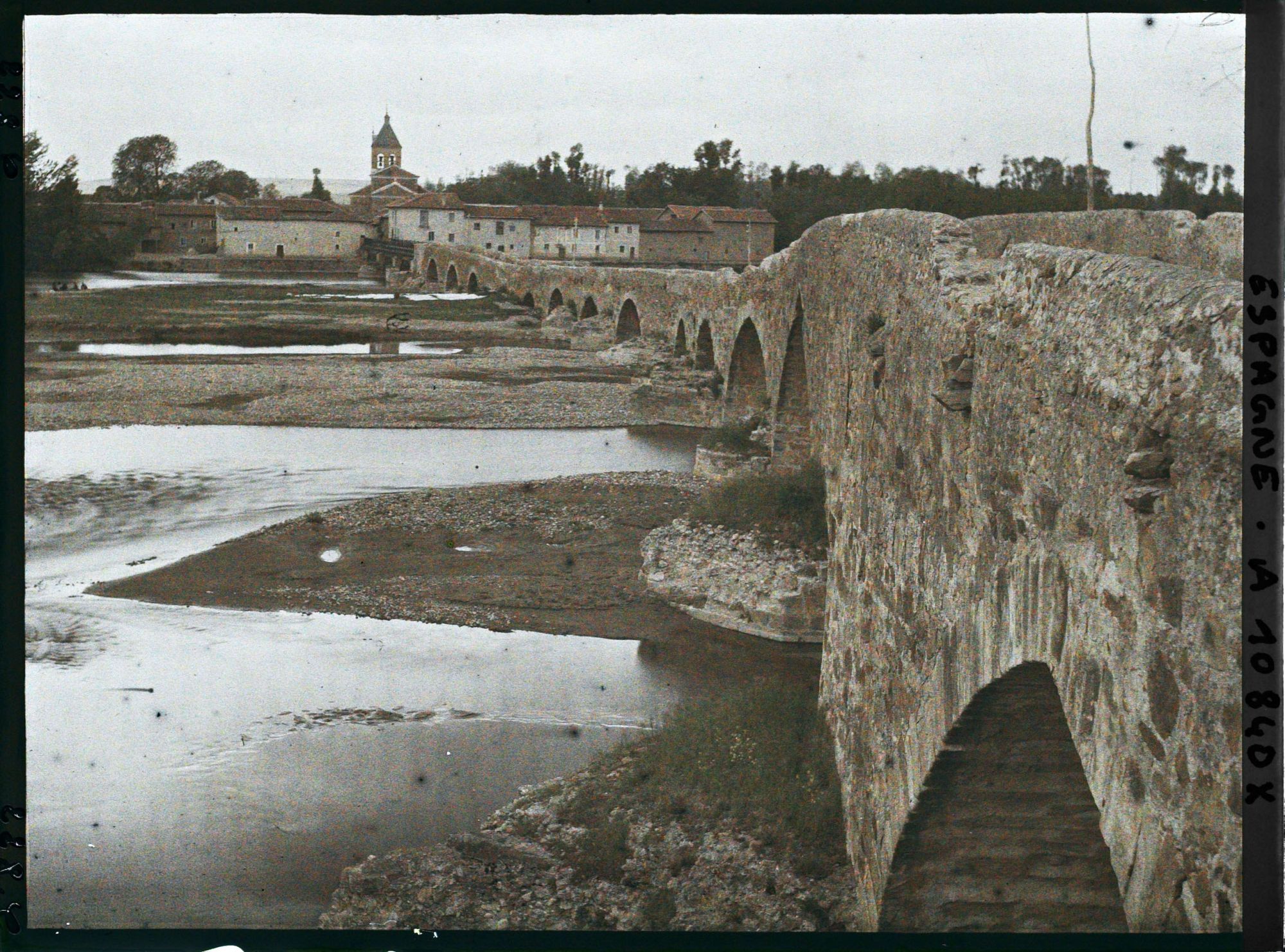 Image représentant Espagne, de Léon à Astorga, Le Pont de l'Orbigo, vue prise du milieu