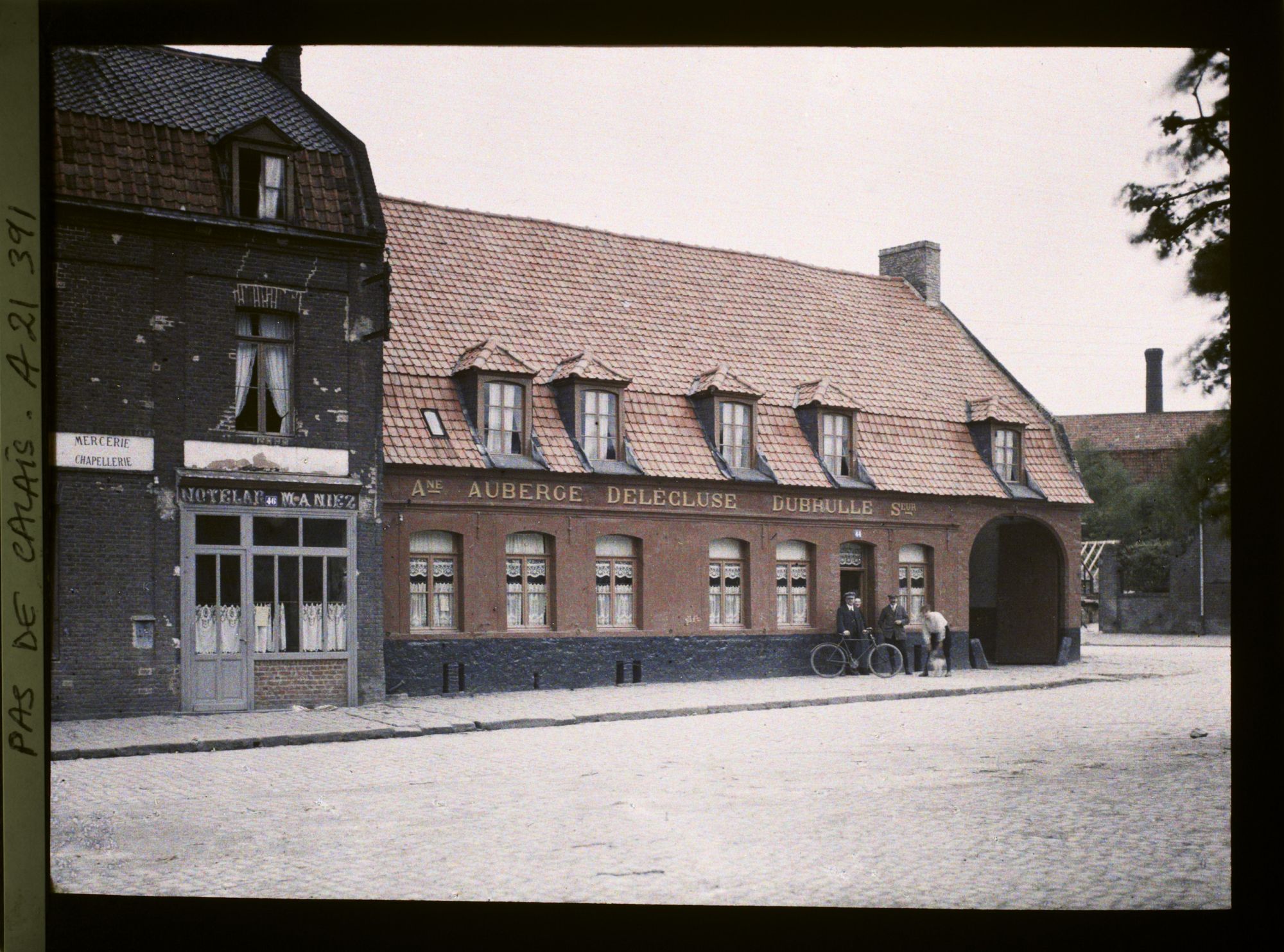 Image représentant France, Béthune, Vieille Auberge dont le toit est refait