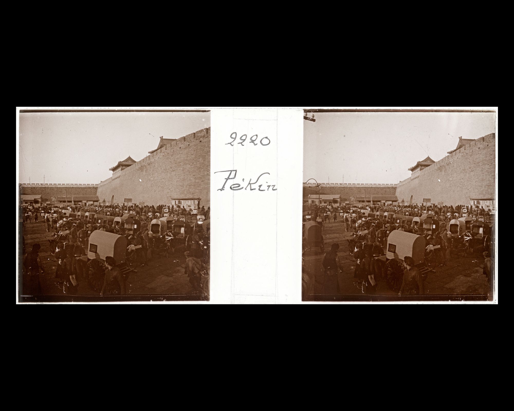 Image représentant Une aire de stationnement au sud-ouest de Zhengyangmen ("porte Face au Midi"), ou Qianmen ("porte Antérieure")