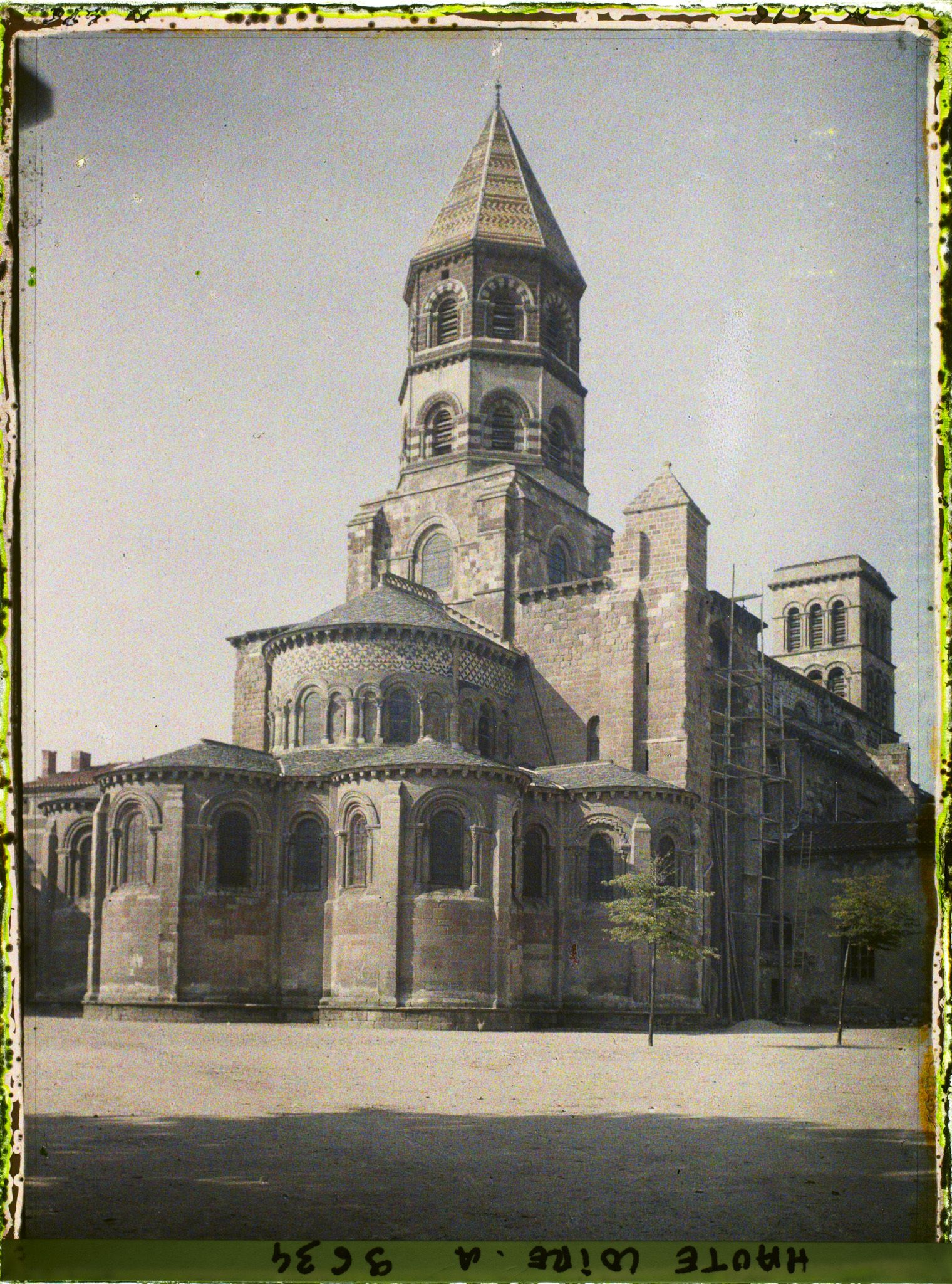 Image représentant Le chevet de la basilique Saint-Julien, vu de la place Gégoire de Tours