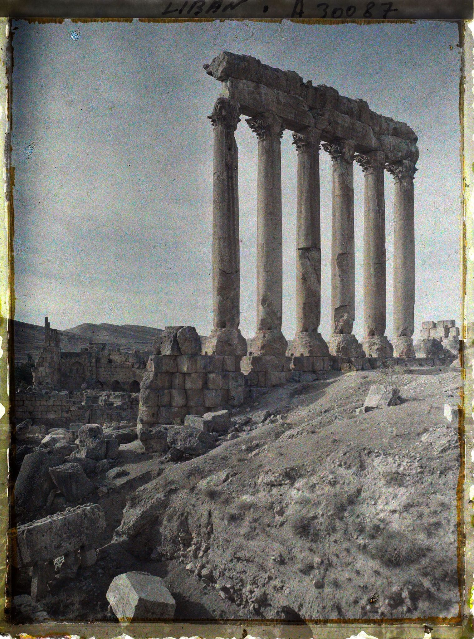 Image représentant Les six colonnes restantes du péristyle méridional du sanctuaire du Temple de Jupiter Héliopolitain