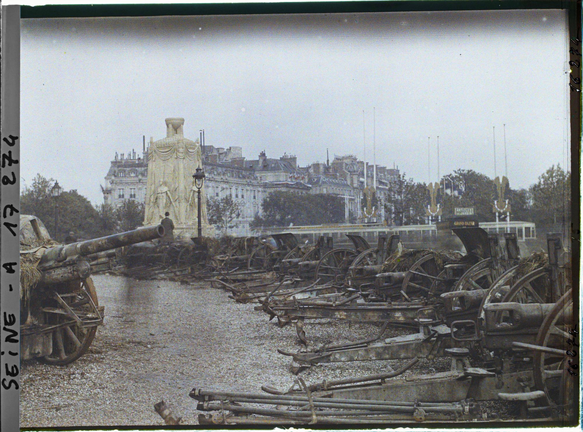 Image représentant La place de l'Etoile décorée pour les fêtes de la Victoire des 13 et 14 juillet