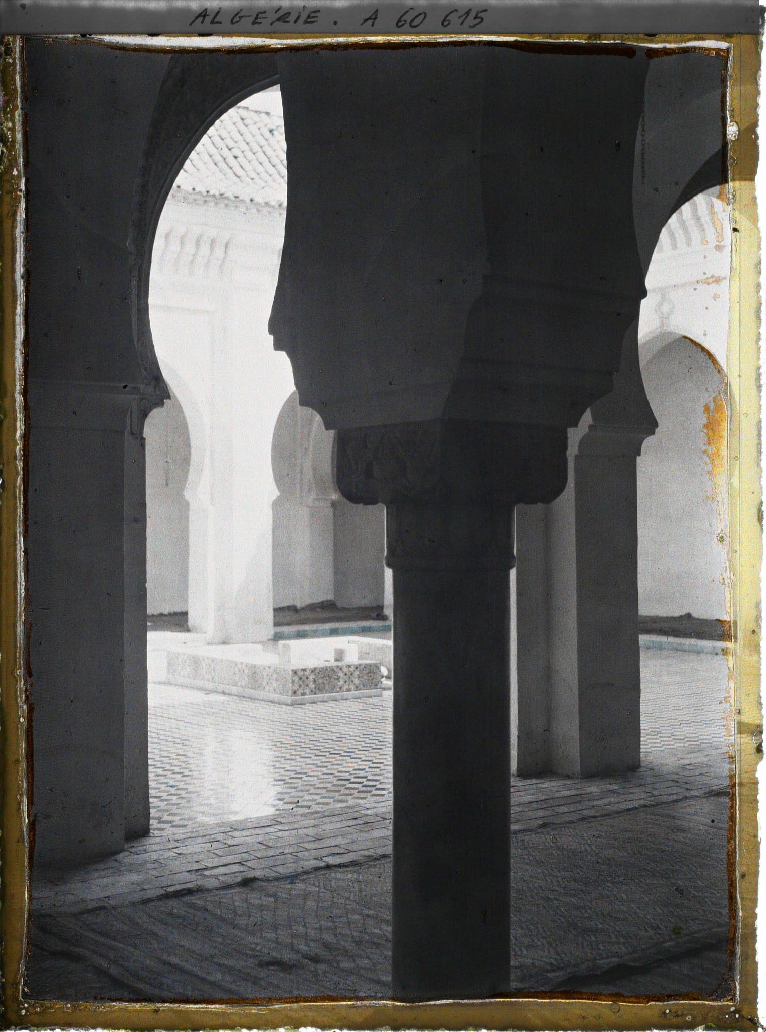 Image représentant Mosquée El Halaoui, la cour vue depuis la salle de prière