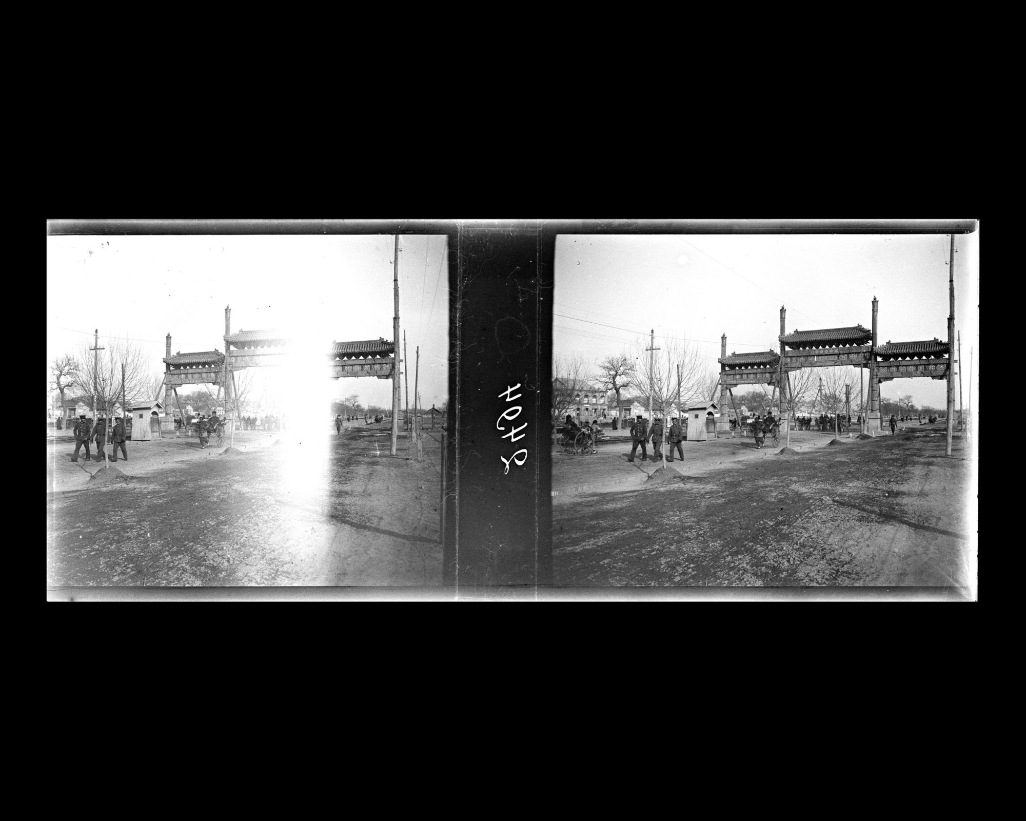 Image représentant Le portique (pailou) de la partie est de Dongchanganjie ("rue de la Paix Eternelle, tronçon est"), ou Viale Italia