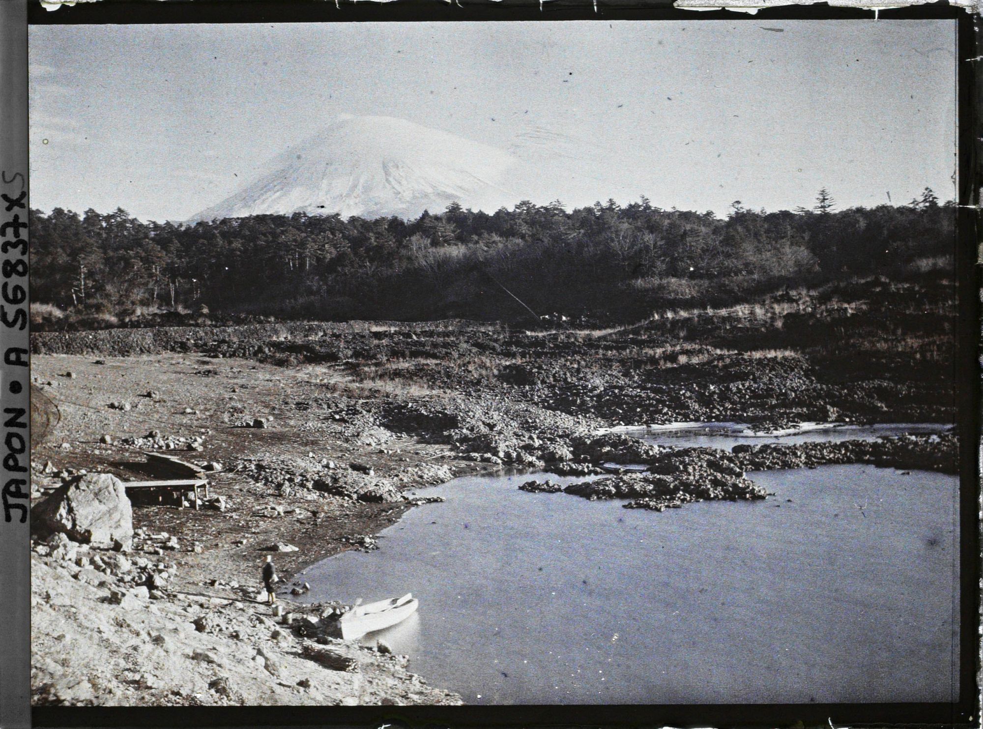 Image représentant Le Mont Fuji (Fuji-san) vu de la pointe sud du lac Shôji (Shôji-ko)