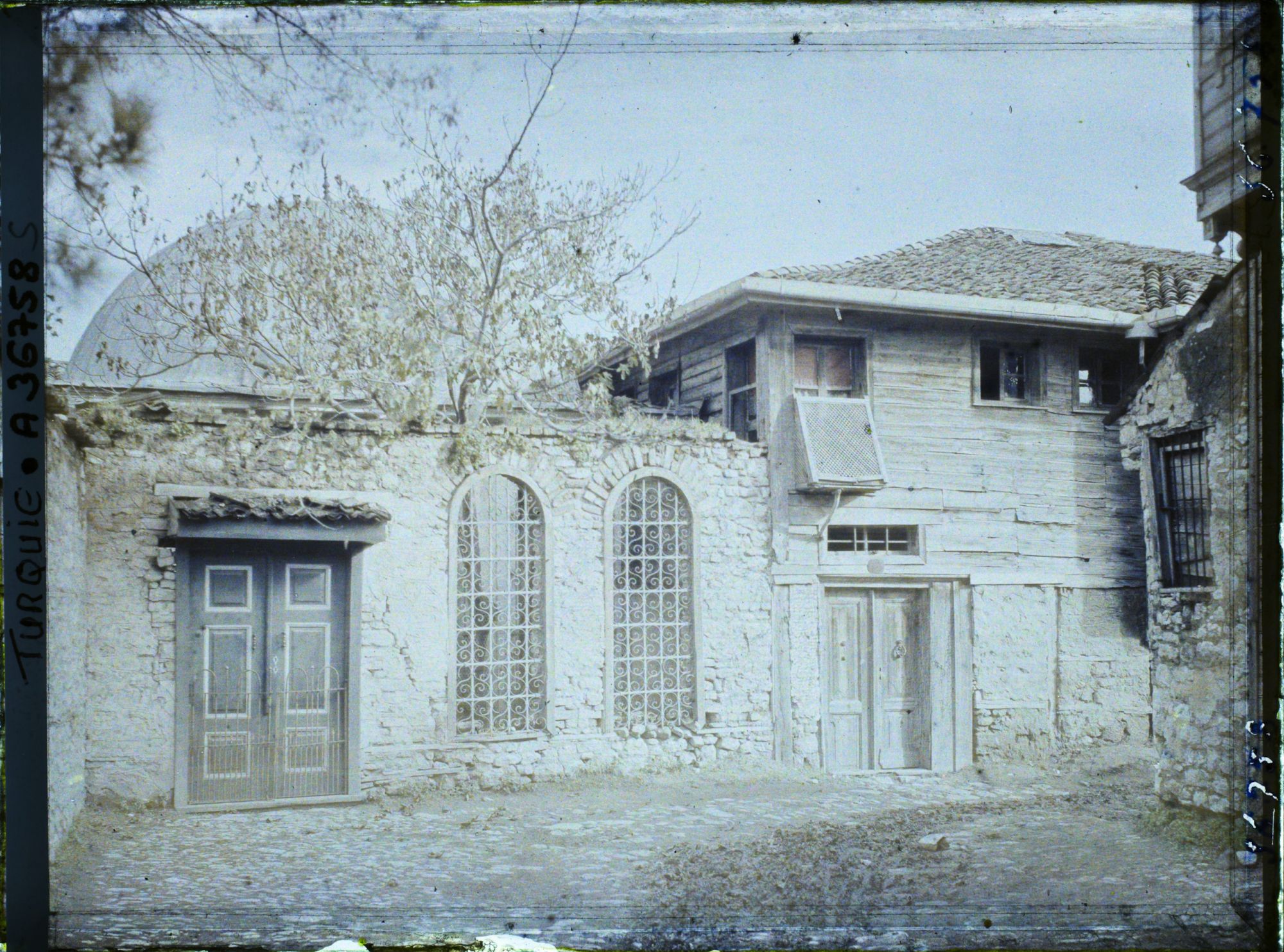Image représentant Mausolée ancien et maisons de bois