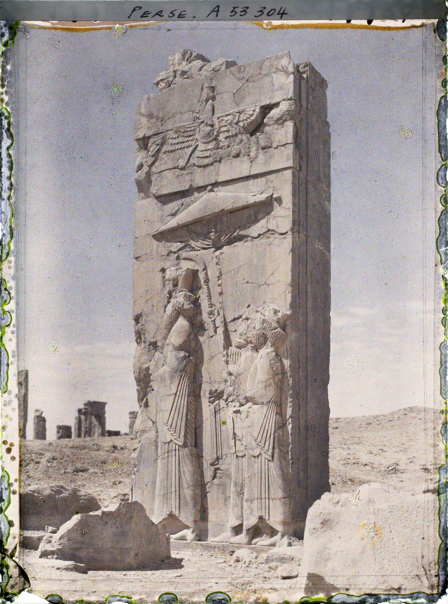 Image représentant Bas-relief du Hadish (palais de Xerxès) montrant le roi Xerxès Ier accompagné de serviteurs l'abritant sous une ombrelle