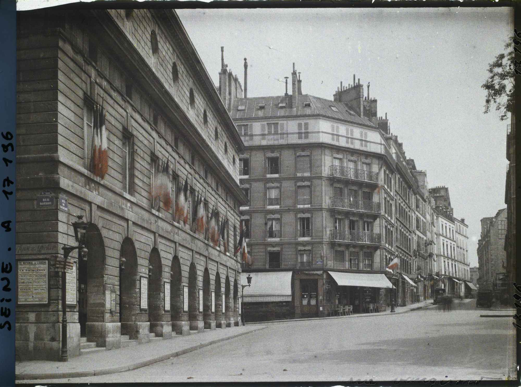 Image représentant Derrière le théâtre de l'Odéon, l'angle des rues Rotrou et de Vaugirard