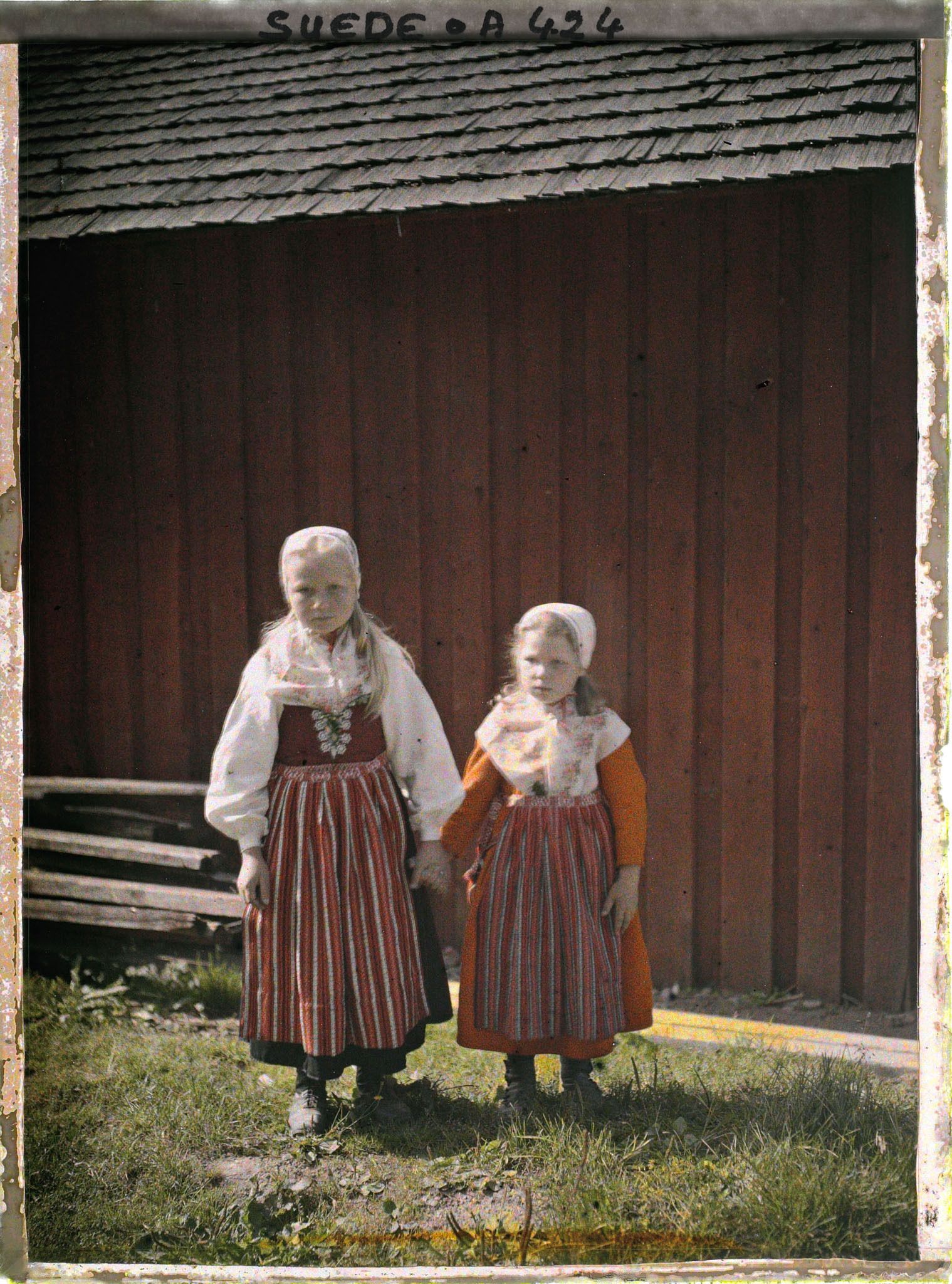 Image représentant Portrait de deux fillettes en tenues traditionnelles