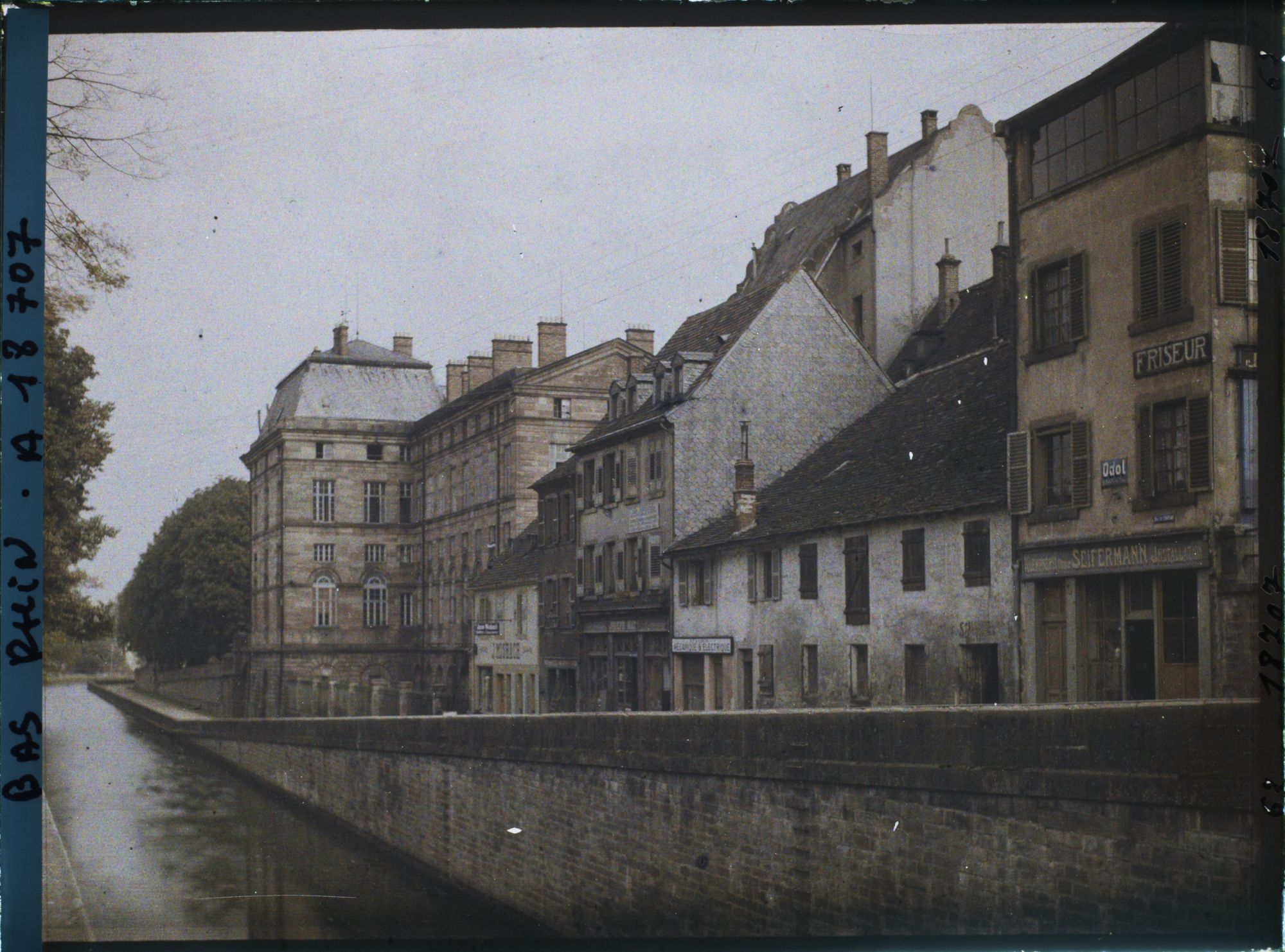 Image représentant France, Saverne, Le Château, et, au 1er plan, le Canal de la Marne au Rhin