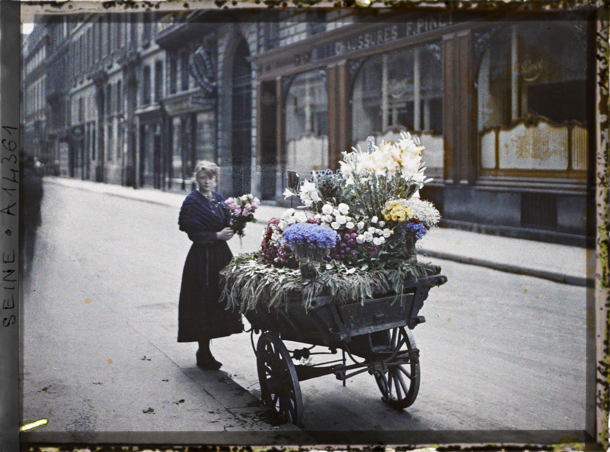 Image représentant Une marchande de fleurs, en face du 53 rue Cambon