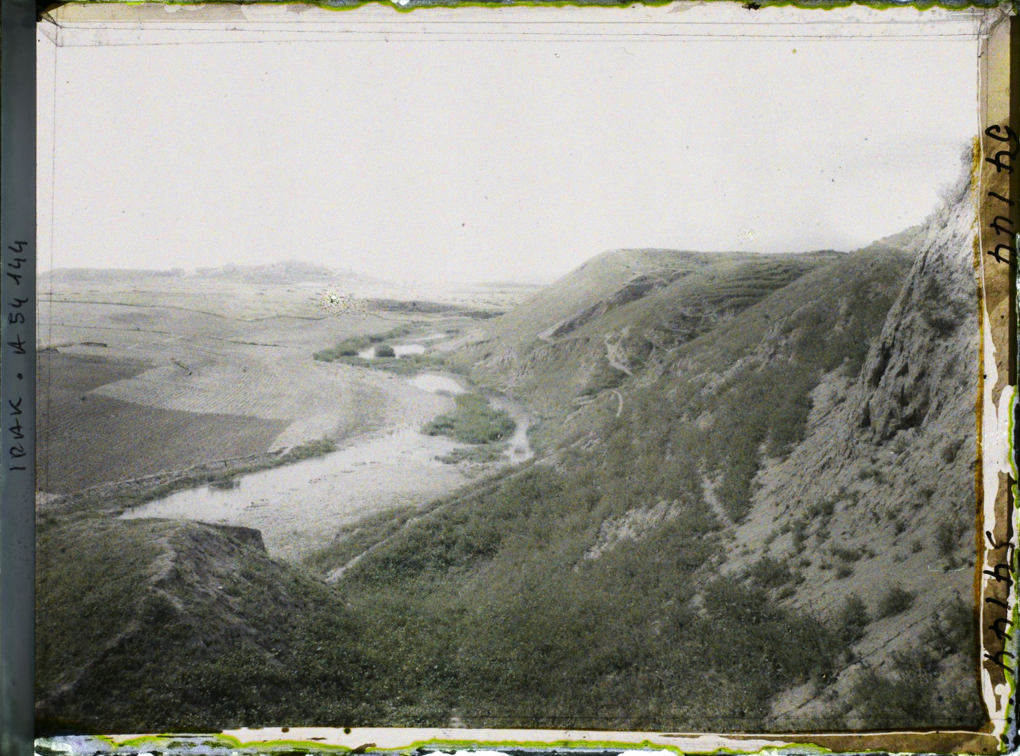 Image représentant Sur le tell de Kuyunjik. Au fond, celui de Nebi Yunus