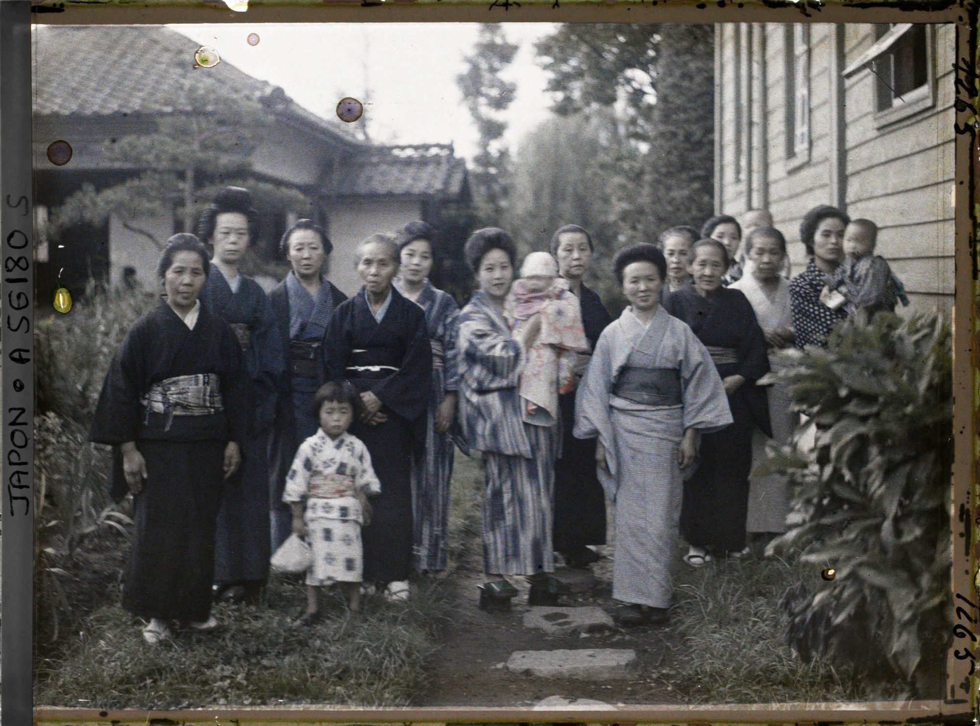 Image représentant Catholiques réunis dans l'enceinte de la Mission pour fêter le troisième mois d'un bébé