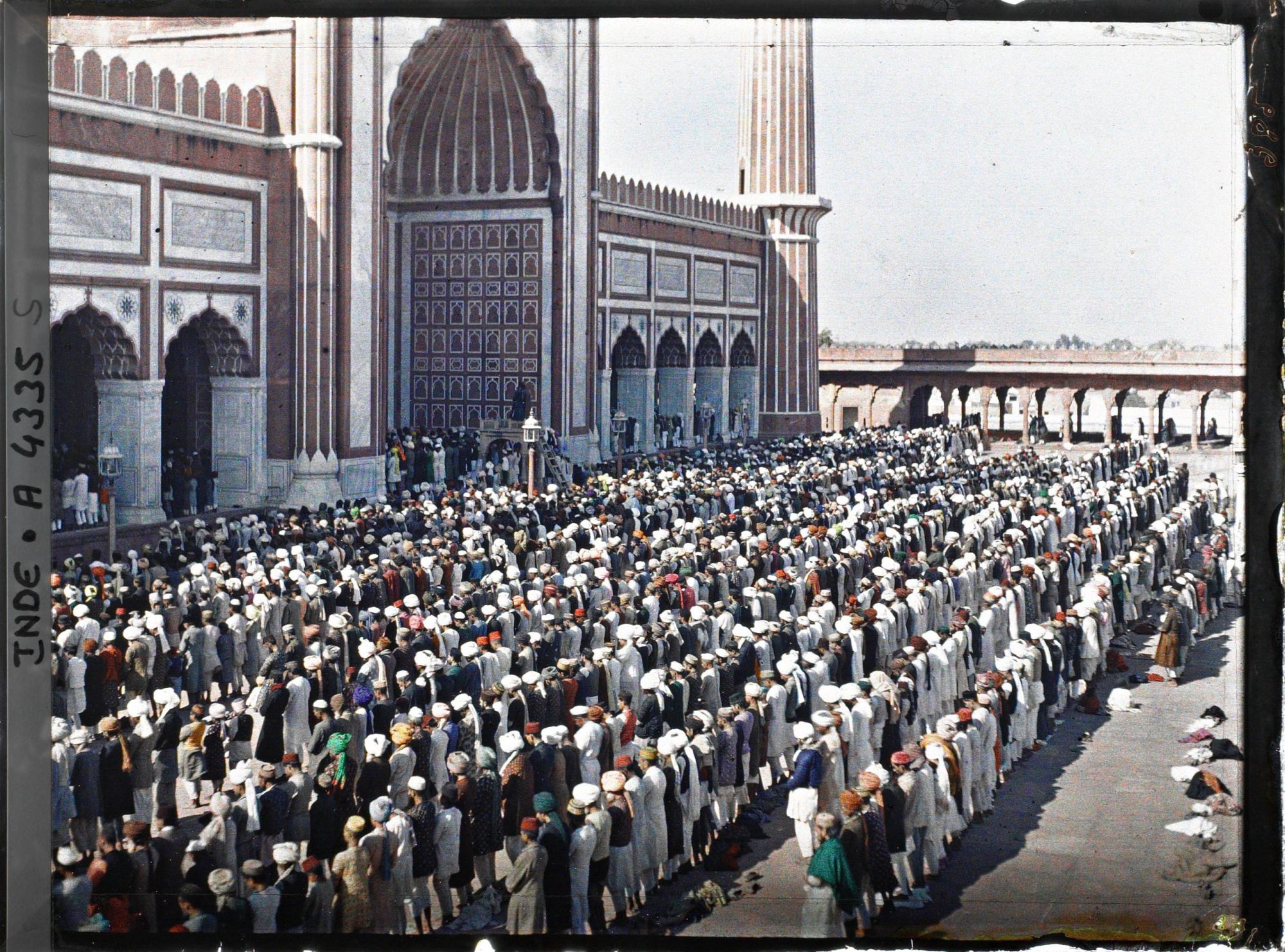 Image représentant La prière du vendredi dans la cour de la Grande Mosquée (Jama Masjid)