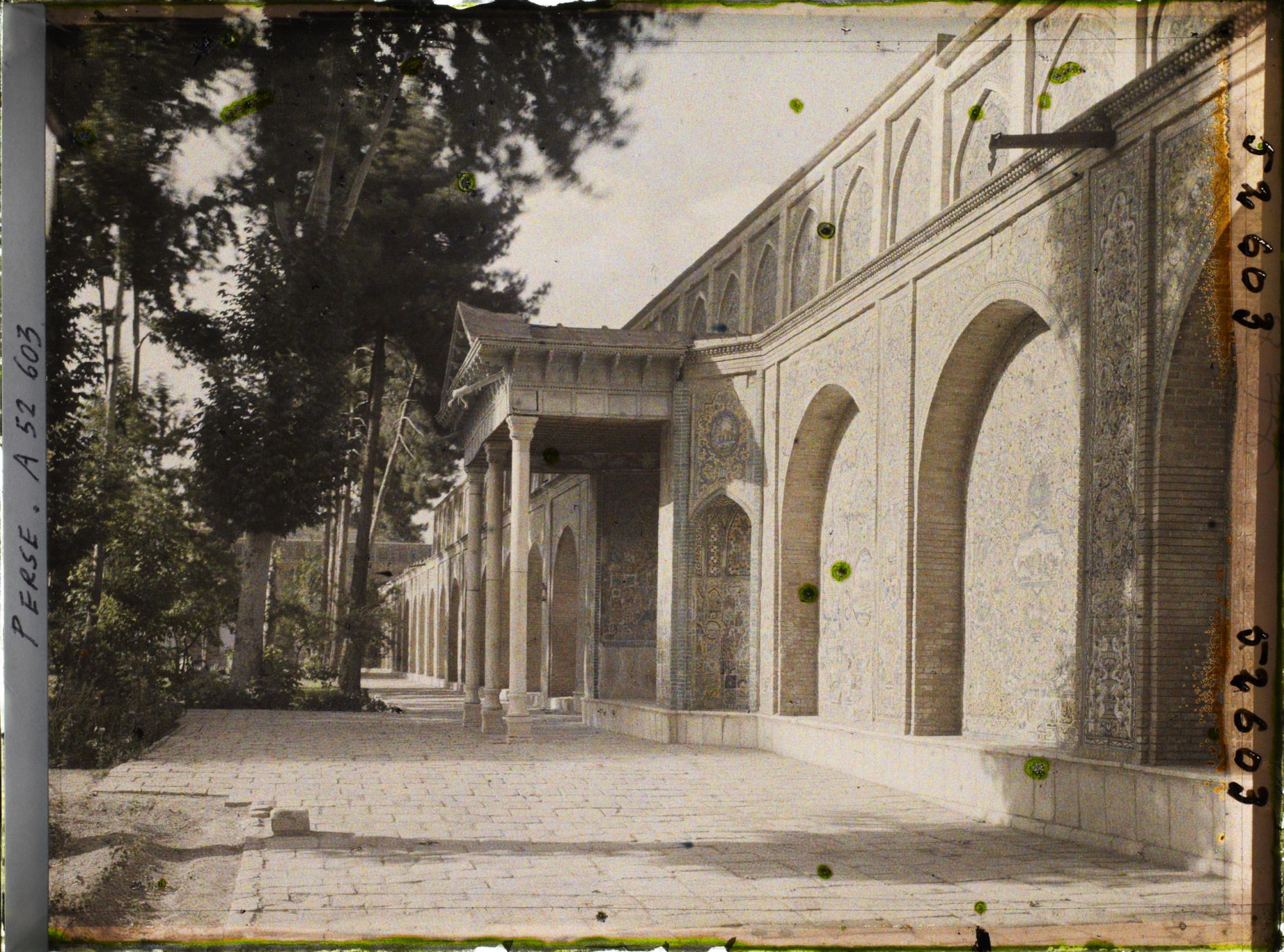 Image représentant Palais du Golestan, murs revêtus de faïences, au pied de l'une des tours du Shams-ol Emareh ("Soleil des Palais")