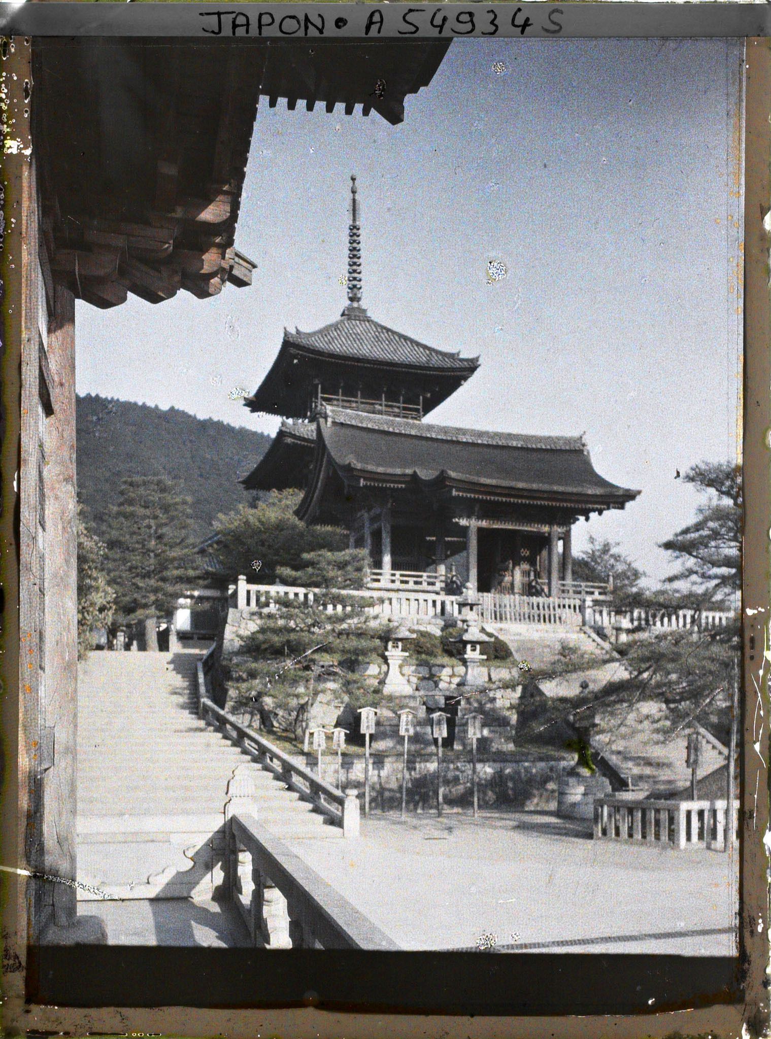 Image représentant Temple Kiyomizu-dera : la Saimon et la pagode à trois étages (sanjuu-no-tô)