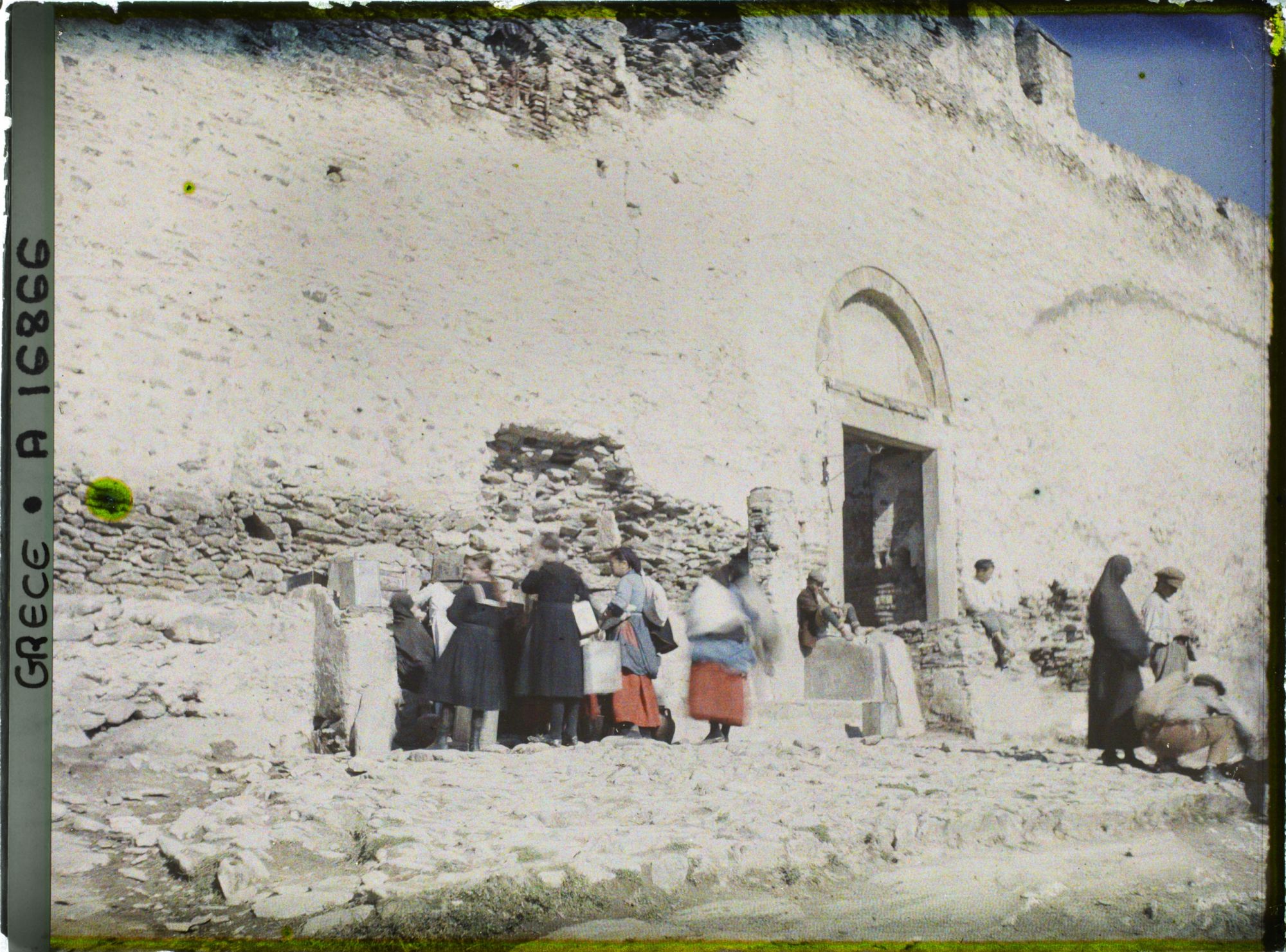 Image représentant Grèce, Salonique, Fontaine devant les remparts