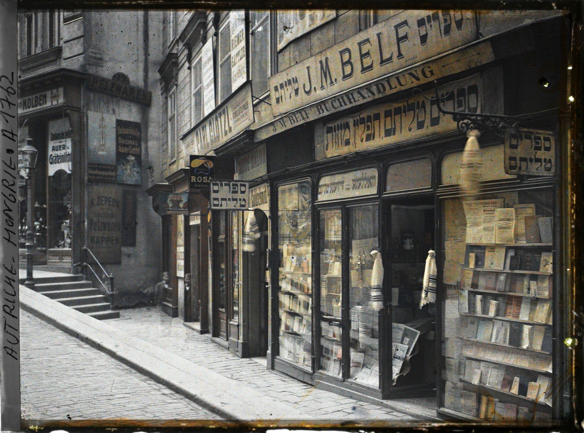 Image représentant La boutique du libraire juif : le nom du libraire est : J. M. Belf Rabensteig. 3.