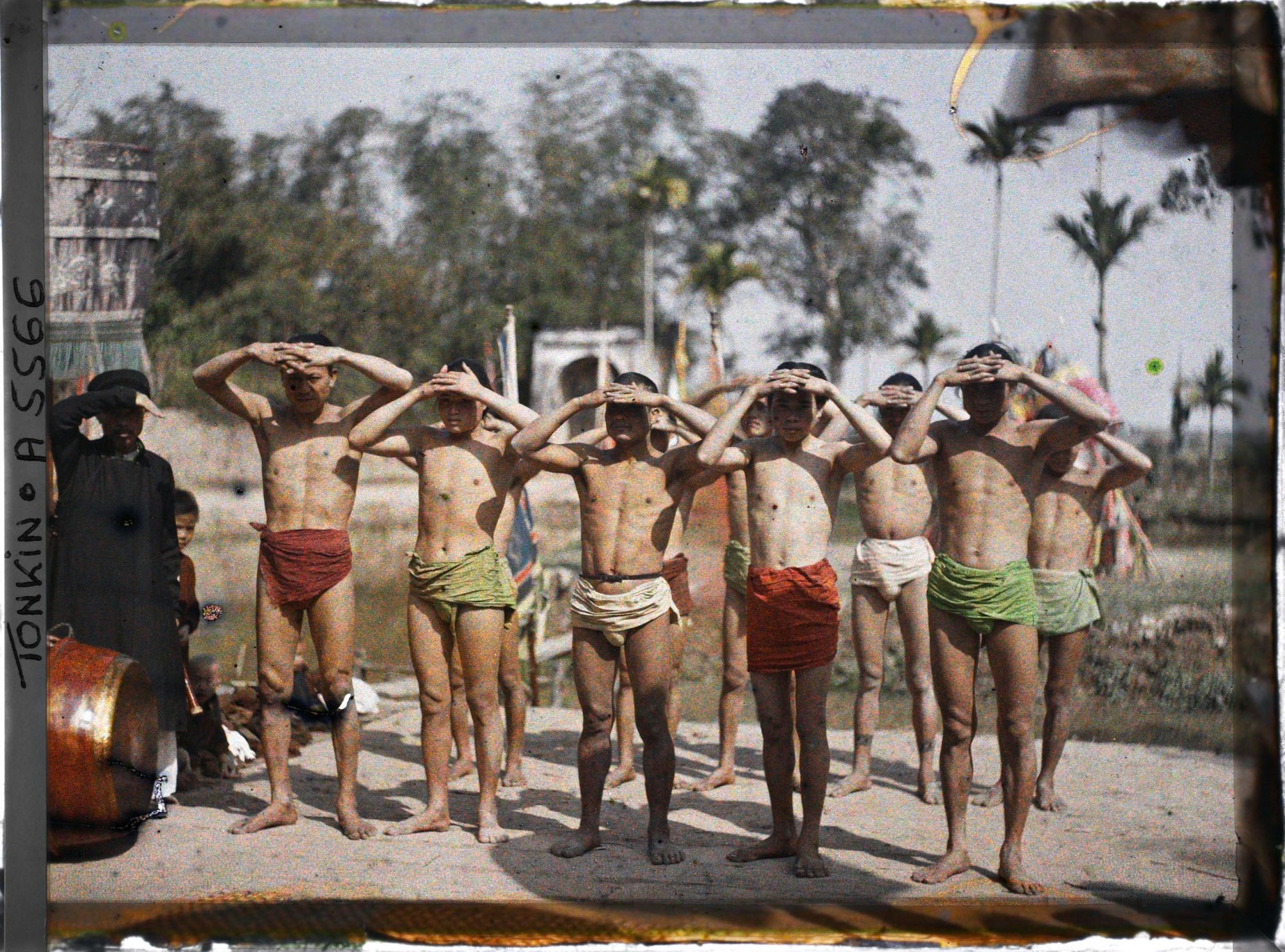 Image représentant Des lutteurs saluant le génie du village avant le combat