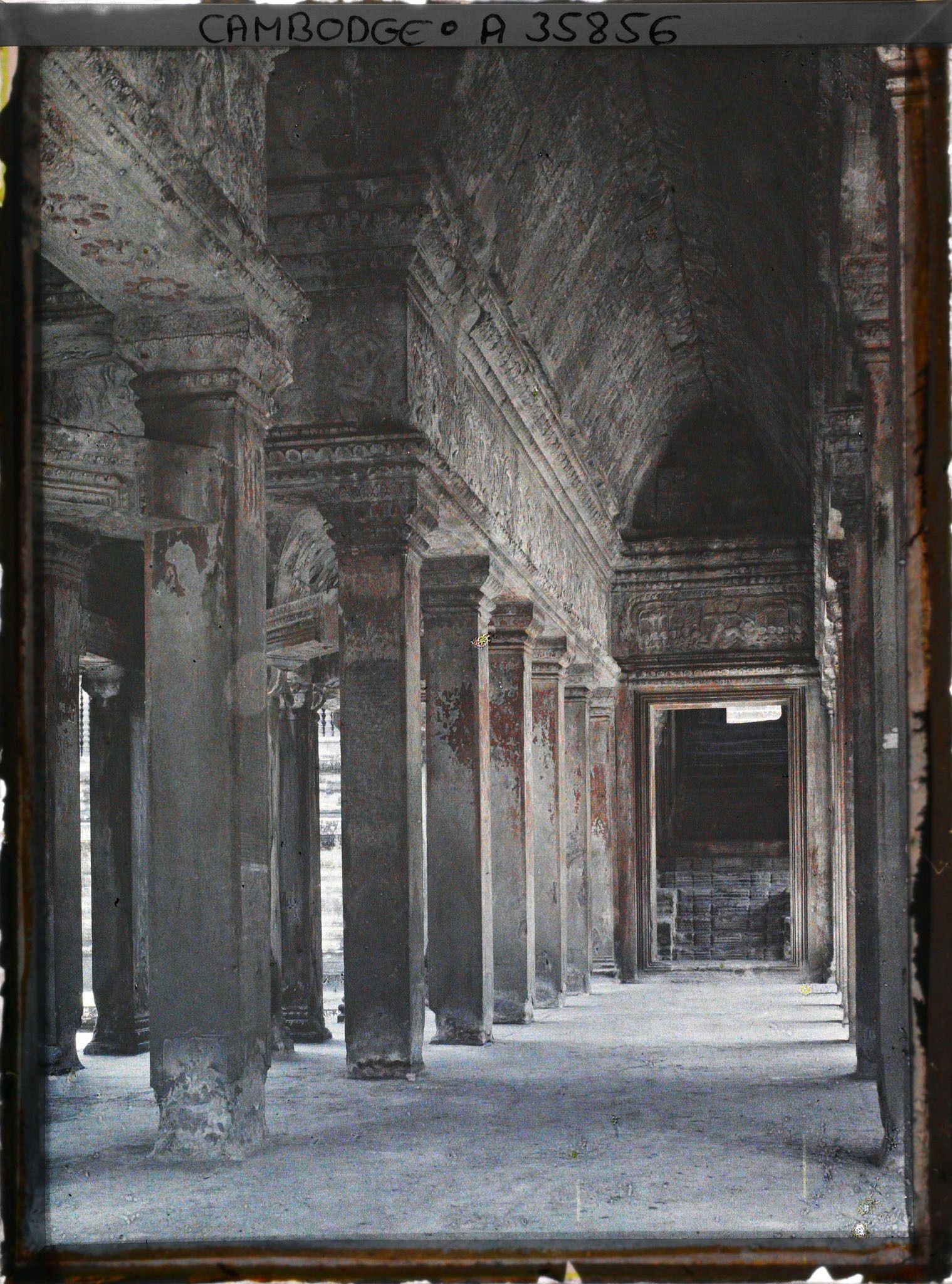 Image représentant Une galerie du préau cruciforme