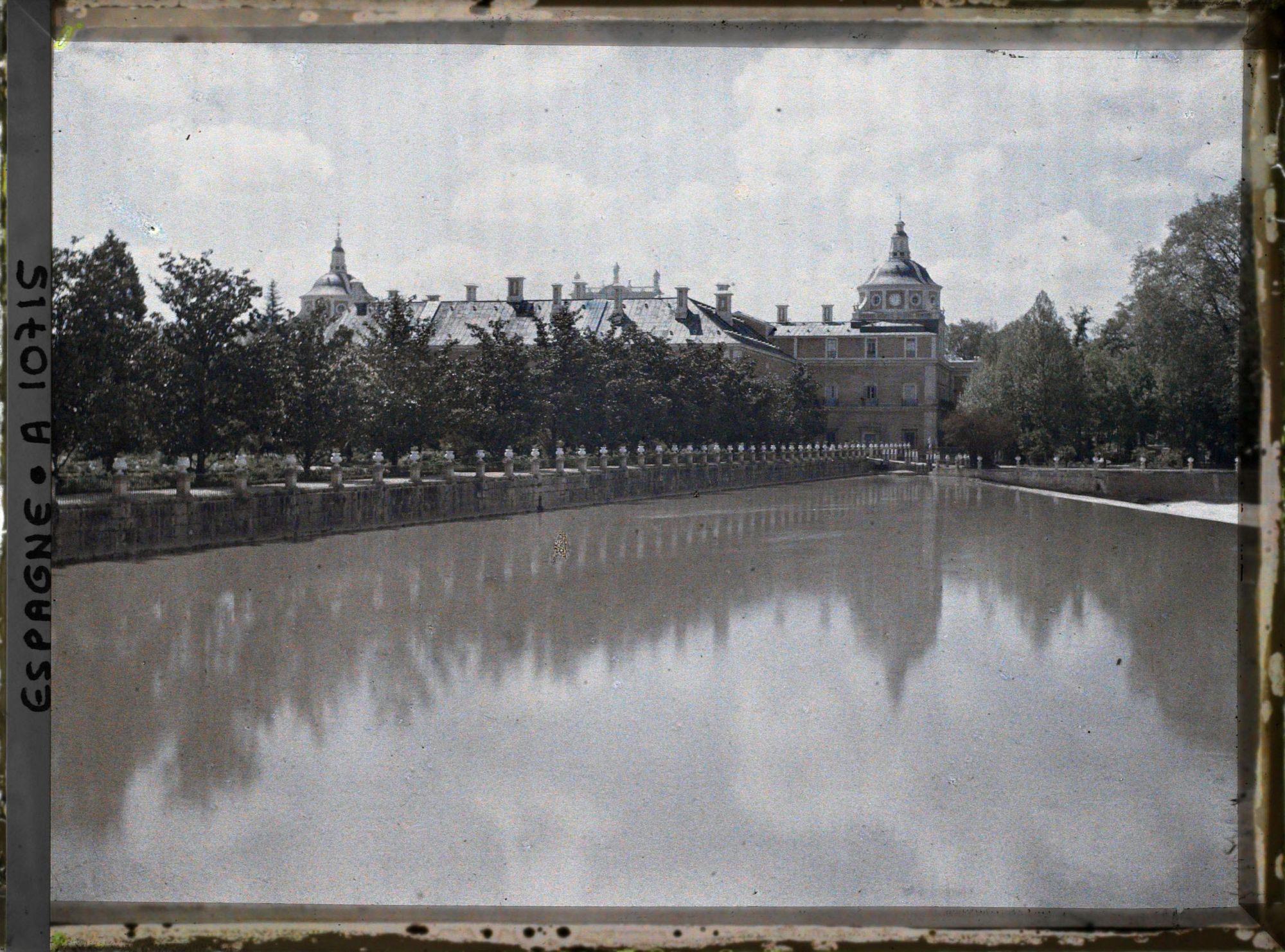Image représentant Espagne, Aranjuez, La vue du Tage prise du pont supendu avec le Palais d'Aranjuez dans le fond
